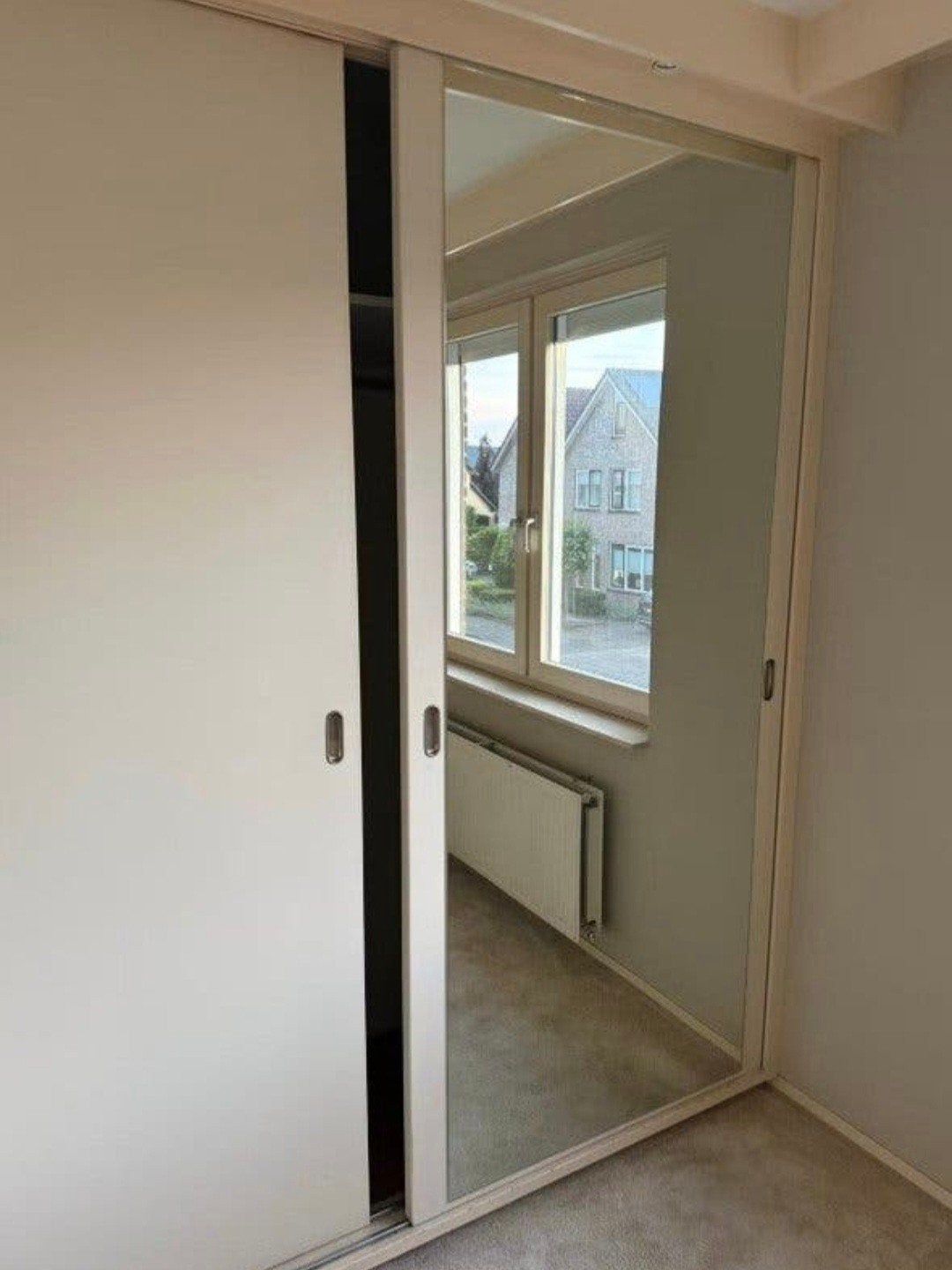 Inbouwkast met schuifdeuren en spiegel, goede staat!, Ophalen, 200 cm of meer, Zo goed als nieuw, 200 cm of meer