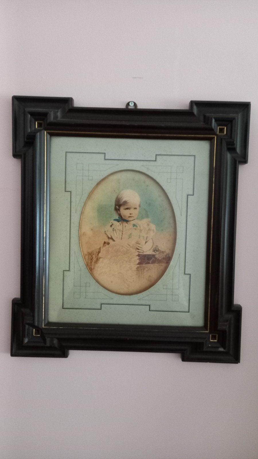 Oude ingekleurde foto van een kind in lijst (40x47 cm), Ophalen