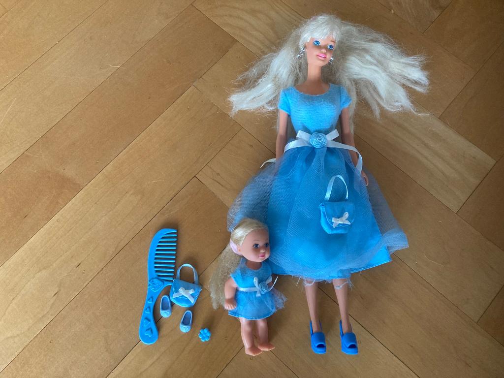 Mattel barbie en shelly setje met blauwe jurken en tasje!, Ophalen of Verzenden, Zo goed als nieuw, Barbie