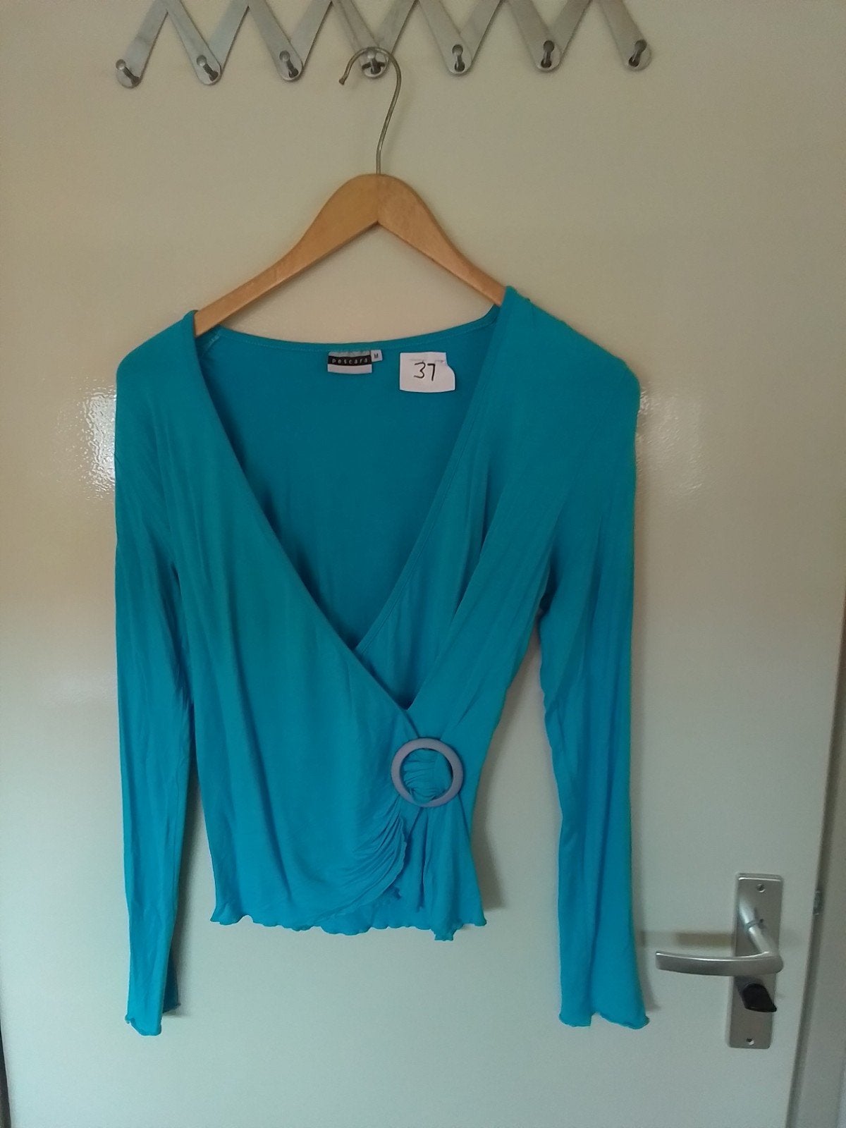 37 Aqua blauw shirtje met gesp van Pesdara maat M, Maat 38/40 (M), Blauw, Ophalen of Verzenden, Zo goed als nieuw