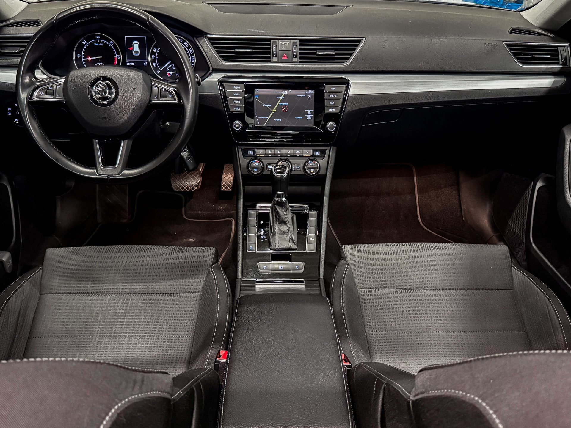 Skoda Superb Combi 1.6 TDI Business DSG PANO/TREKHAAK/CARPLA, Dealer onderhouden, Stof, Gebruikt, 4 cilinders
