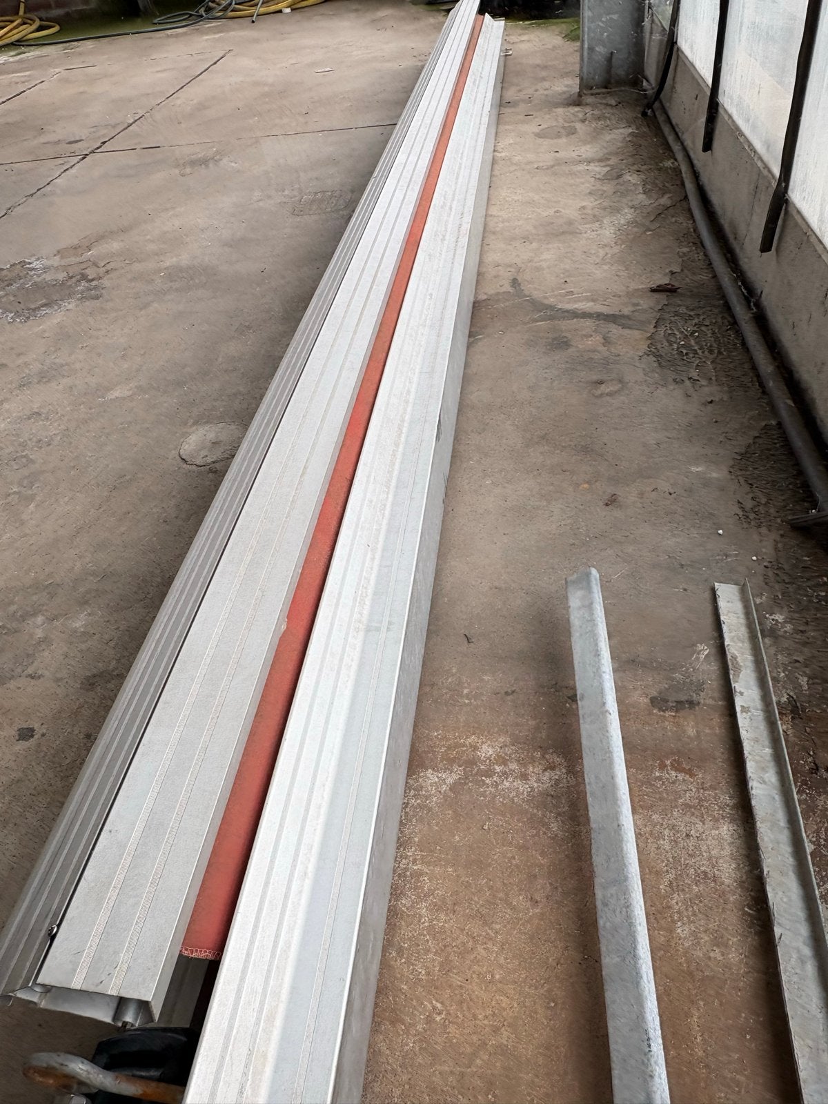Te koop Gebruikt zonnescherm -rood doek,, Tuin en Terras, Zonneschermen, Gebruikt, Knikarmscherm, 150 tot 300 cm, 450 cm of meer