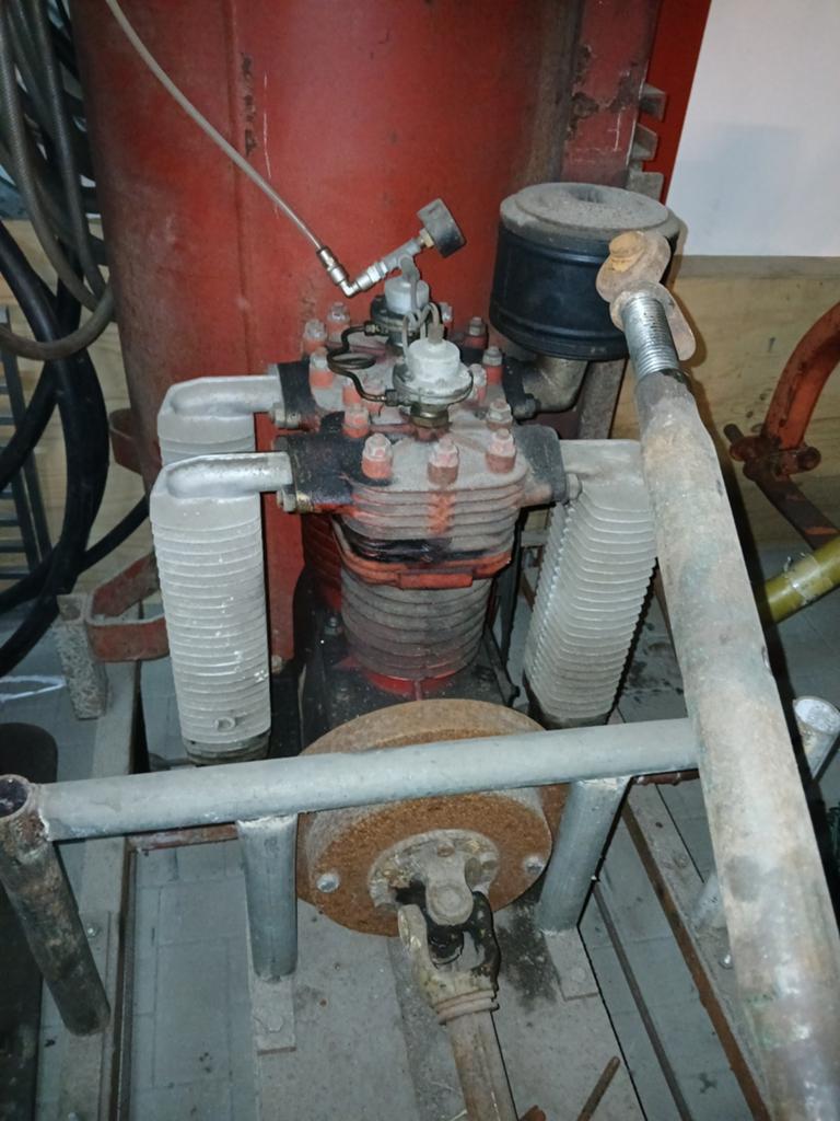Grote compressor voor achter de trekker, Doe-het-zelf en Verbouw, Compressors, 100 liter of meer, Ophalen, Gebruikt