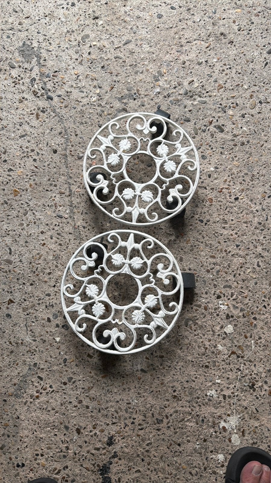 Twee Witte metalen plantenrollers met wieltjes, Gebruikt, Rond, Binnen, Ophalen of Verzenden