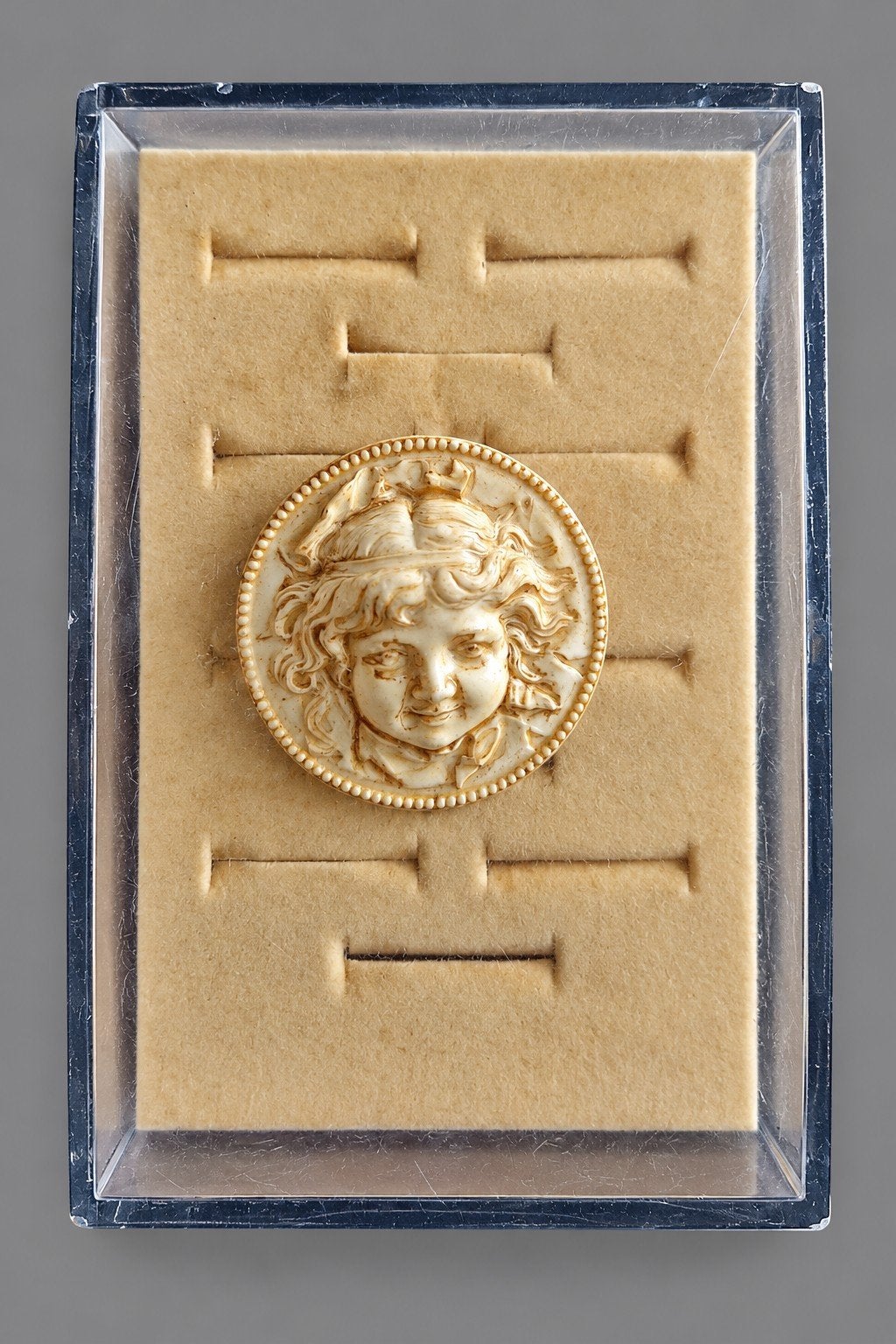 Vintage broche met gezichtje in bewaardoosje, Ophalen of Verzenden