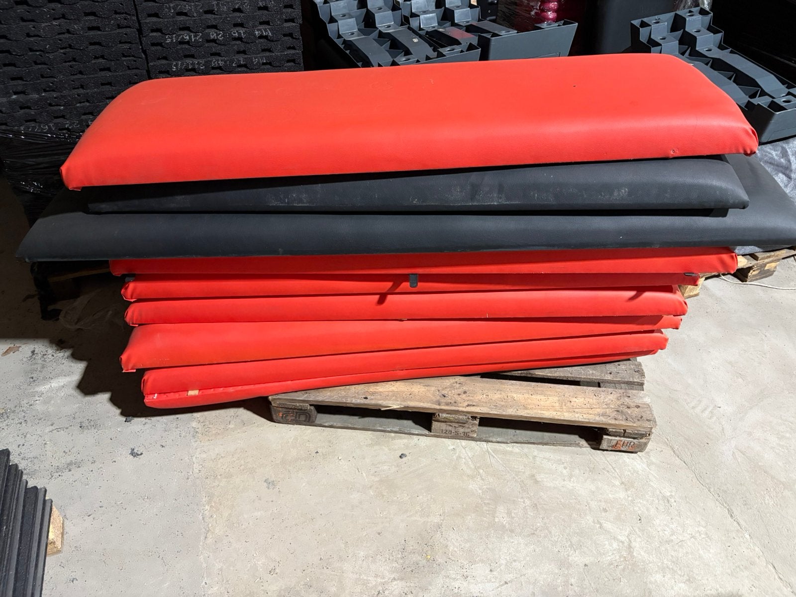 11 kussens  op houten platen voor bv bank of dergelijke, Ophalen, Gebruikt, Rood en zwart, 11 kussens