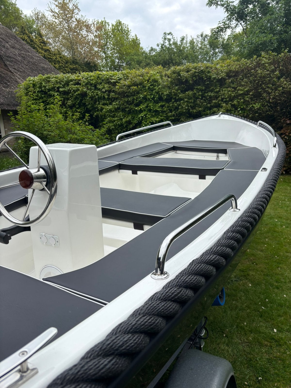 Elegante zwart/witte sloep met 8pk Tohatsu motor en trailer, Ophalen, 8 pk, Consoleboot, Zo goed als nieuw