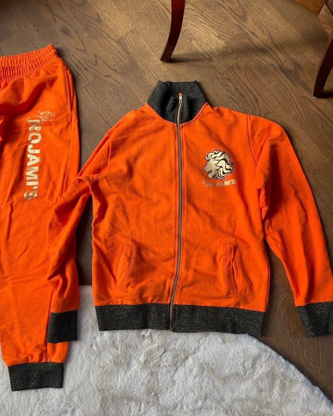 Oranje trainingspak met leeuwenlogo - Rojami's, Ophalen of Verzenden, Gebruikt, Jongen of Meisje