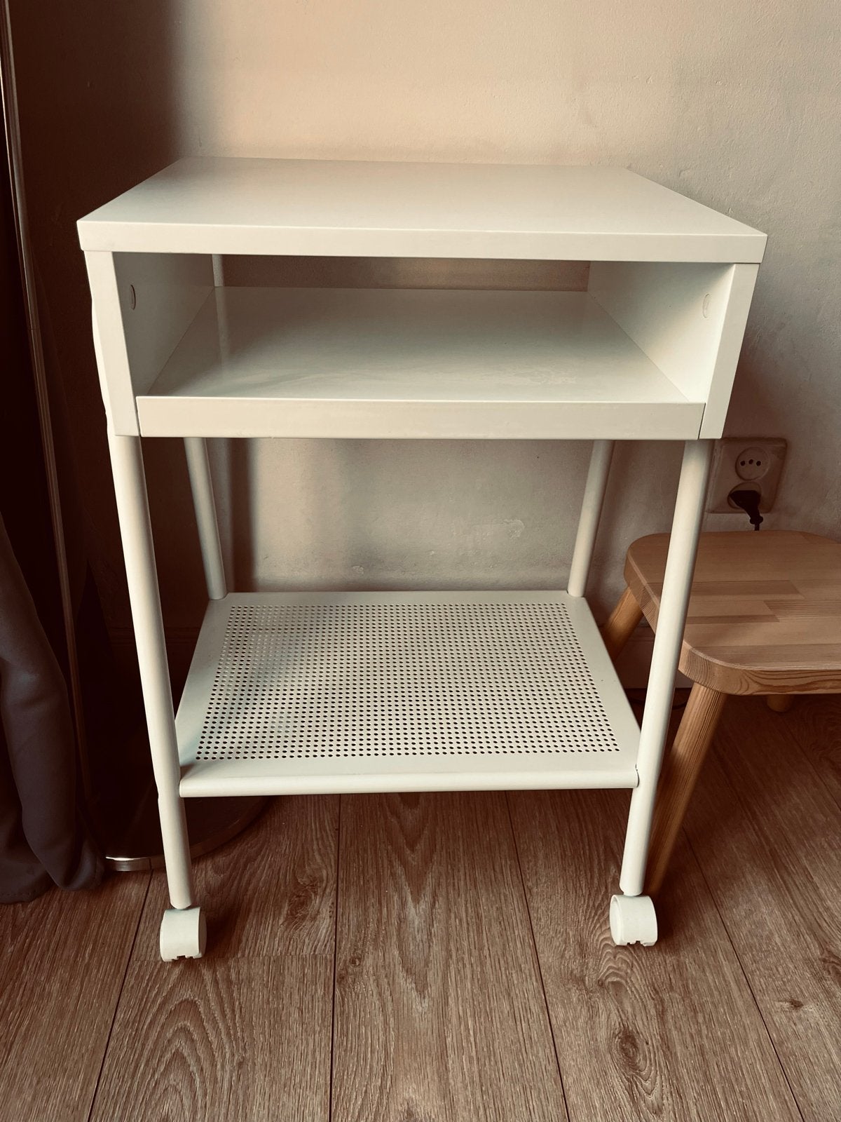 Wit make-up/bijzettafeltje op wieltjes, Ophalen, Minder dan 55 cm, Metaal of Aluminium, Zo goed als nieuw
