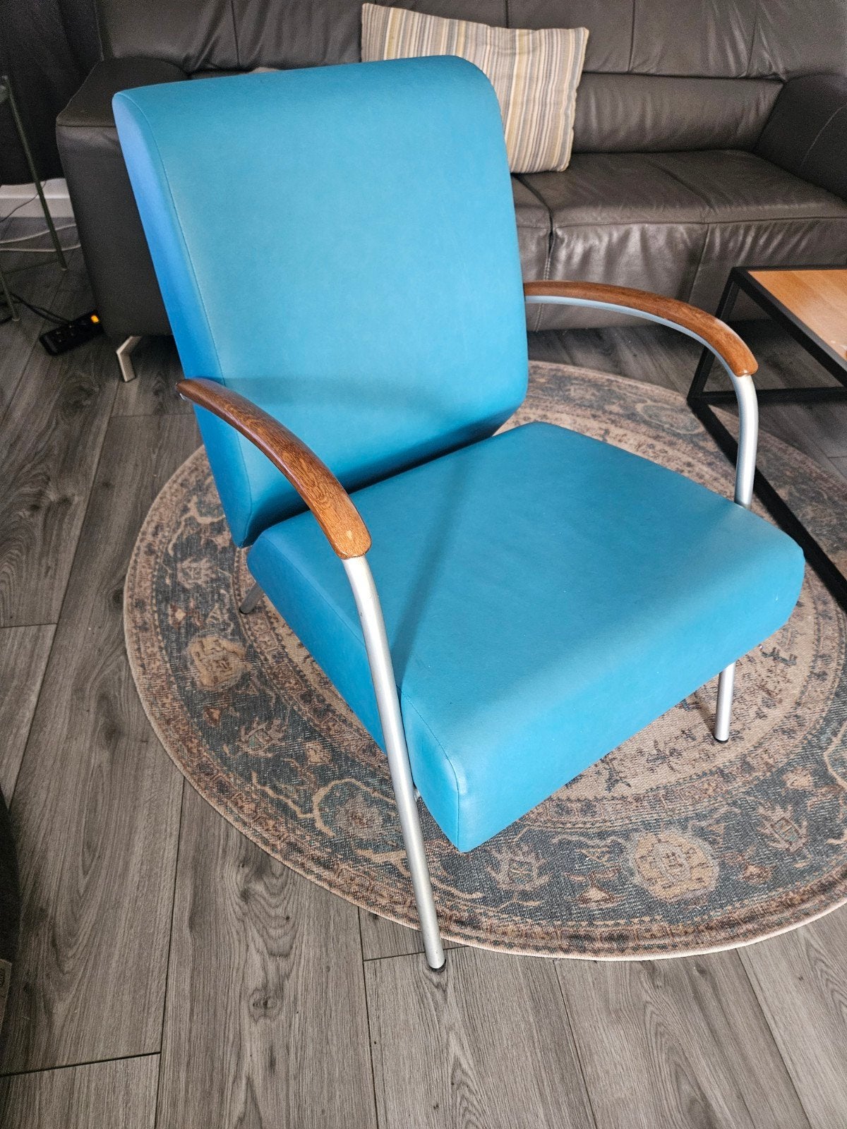 Vintage fauteuil, blauw met houten armleuningen, Ophalen, Gebruikt, Blauw, Vintage, Retro