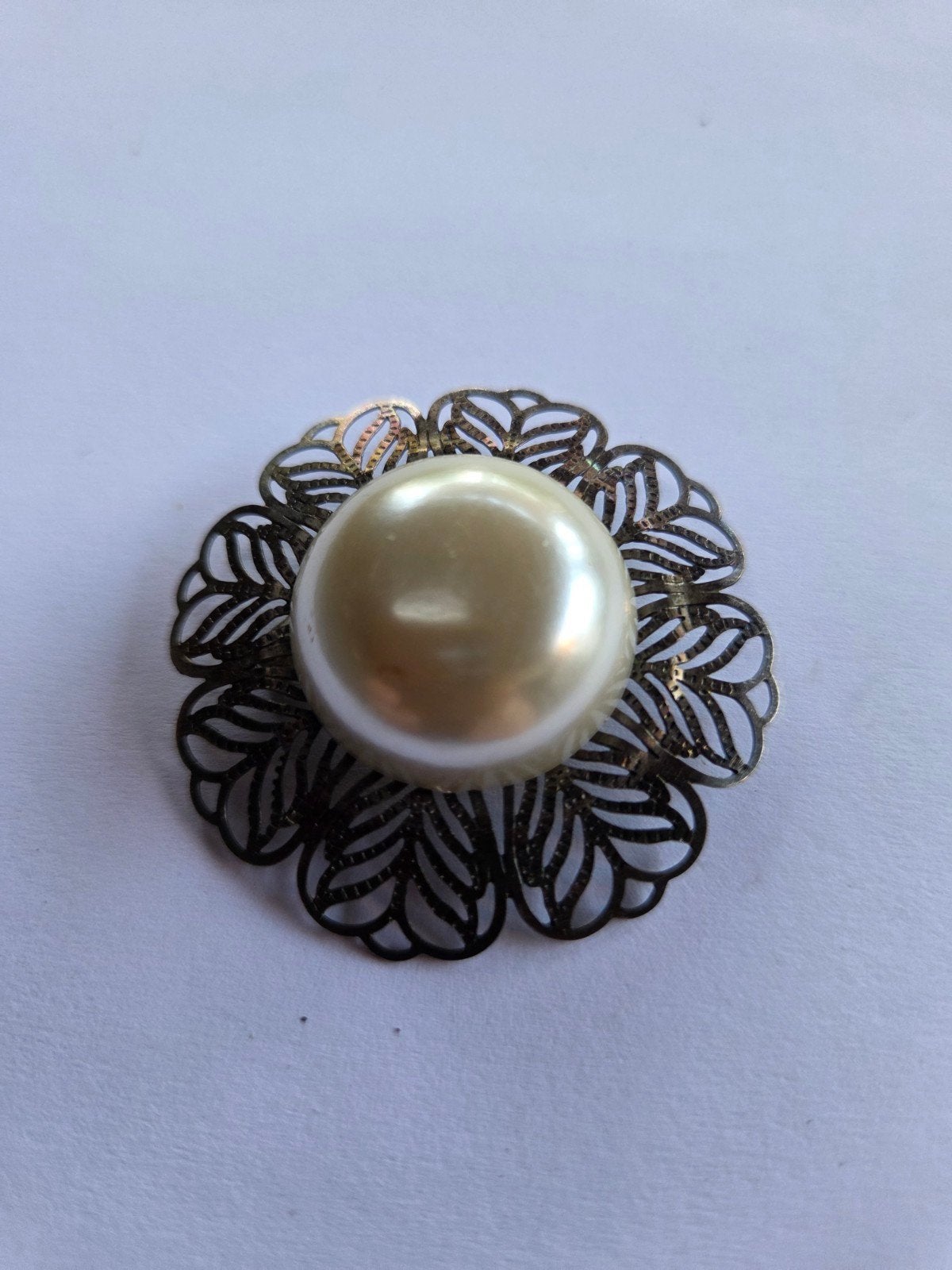 vintage broche bloem parelmoer, Overige materialen, 4 tot 7 cm, Verzenden, Zo goed als nieuw