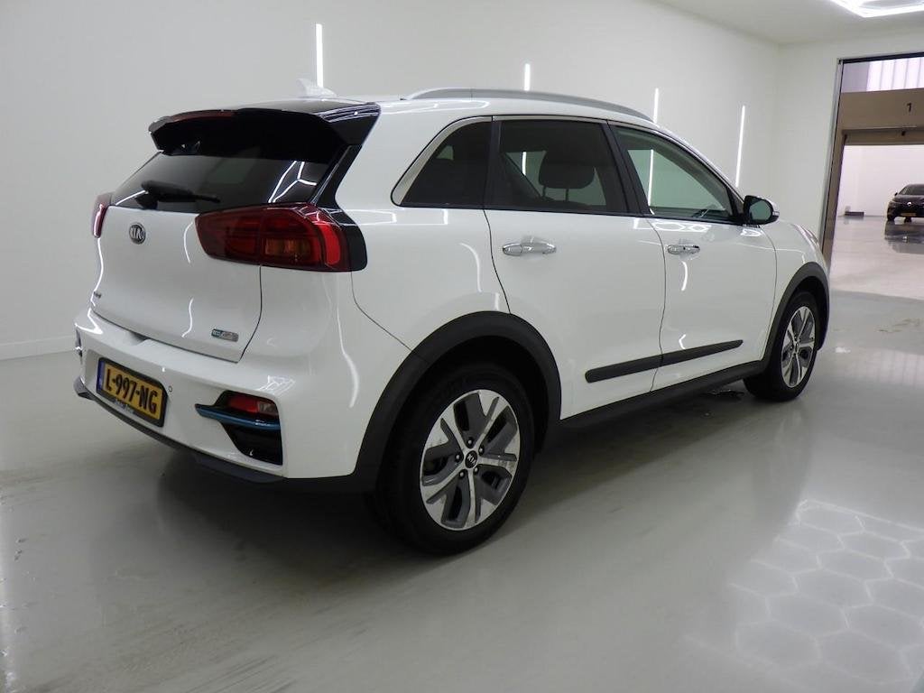 KIA E-NIRO DYNAMICPLUSLINE 64 KWH (100% SOH) I DEALER ONDERH, Auto's, Kia, Gebruikt, Huisgarantie, 1712 kg, Leder en Stof