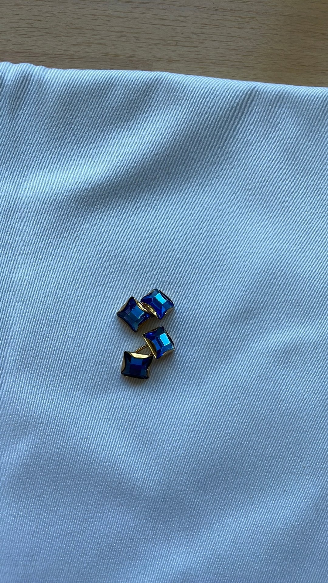 Goudkleurige manchetknopen met blauwe steen, Ophalen of Verzenden