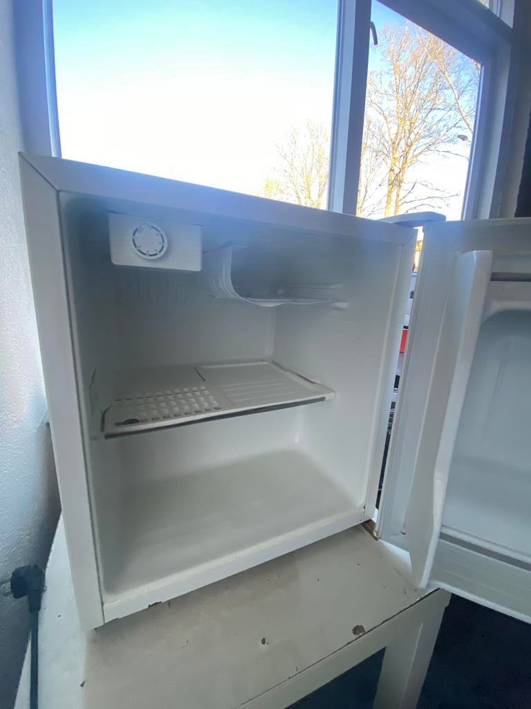 Compacte Daewoo Koelkast - Ideaal voor kleine ruimtes, Ophalen, Gebruikt, Minder dan 75 liter, Met vriesvak