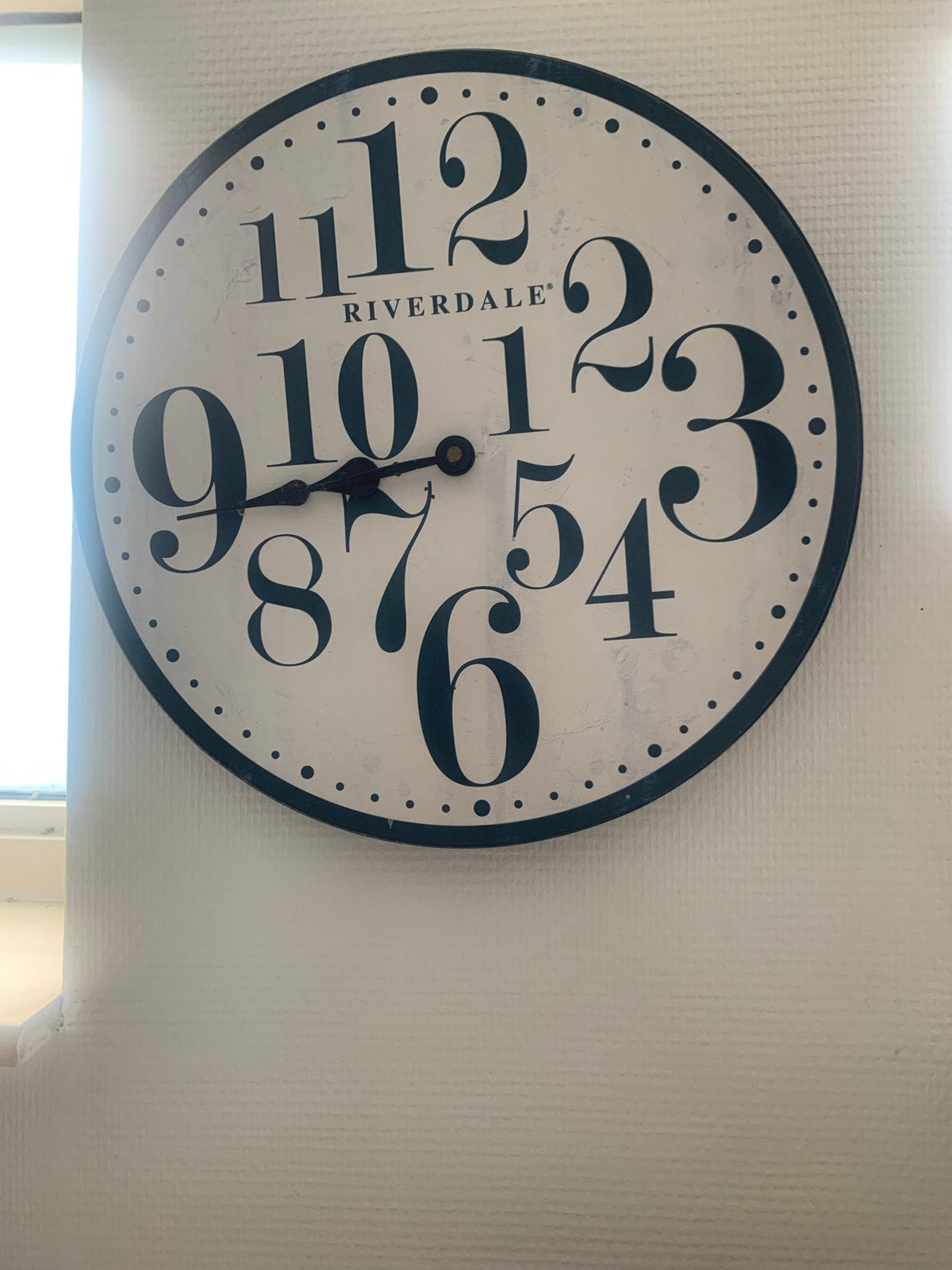 Riverdale Analoge Wandklok - Stijlvol en Tijdloos Design, Huis en Inrichting, Woonaccessoires | Klokken, Ophalen, Wandklok, Wit