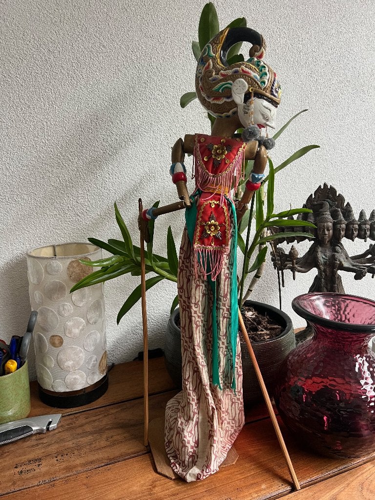 Oude wayang golek pop - Java - Indonesië op standaard 66 cm, Antiek en Kunst, Ophalen of Verzenden, Indonesië, Meerkleurig, Pop