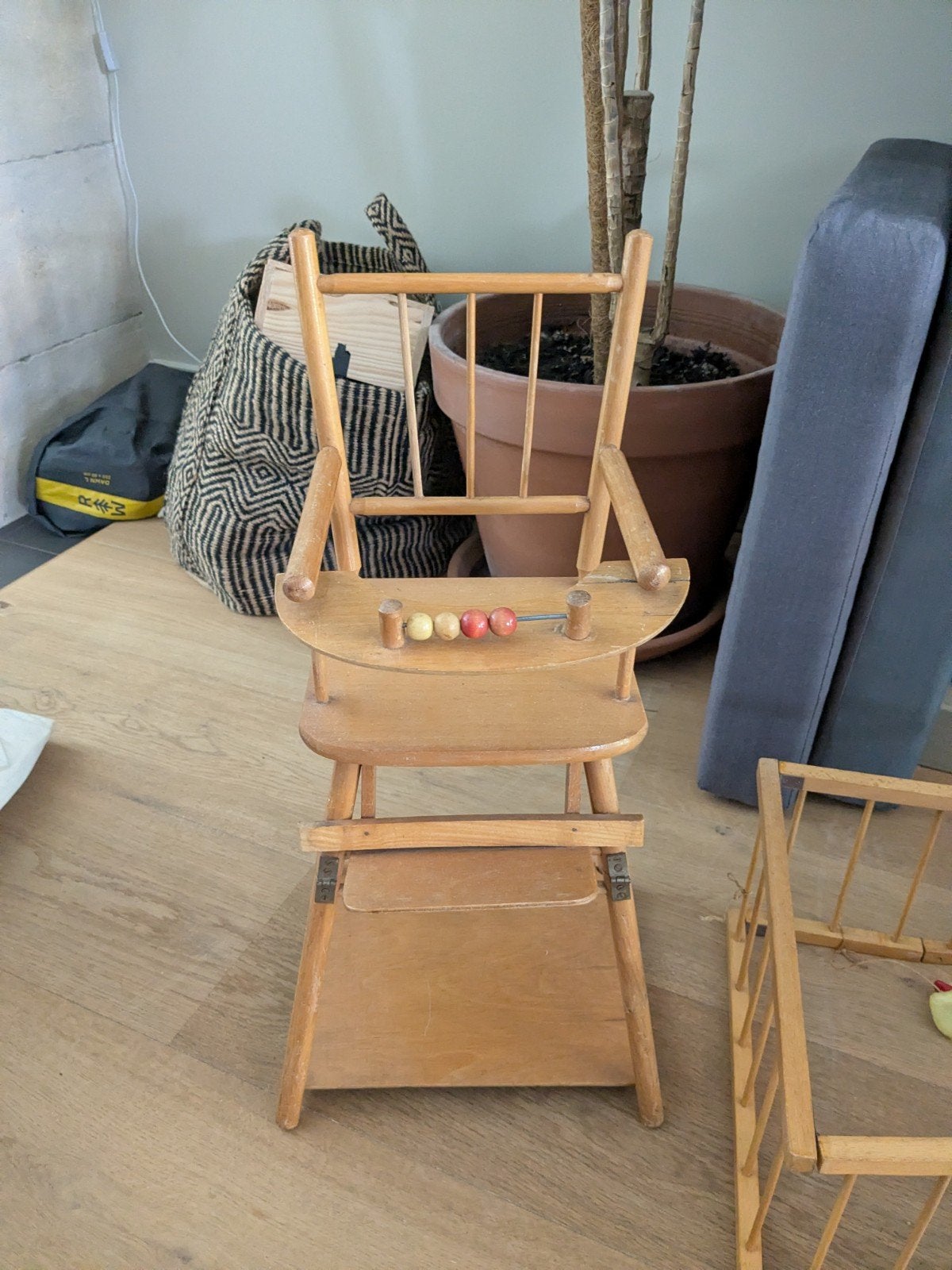 houten poppen stoeltje en box vintage, Ophalen, Gebruikt, Meubelstuk of Keukentje