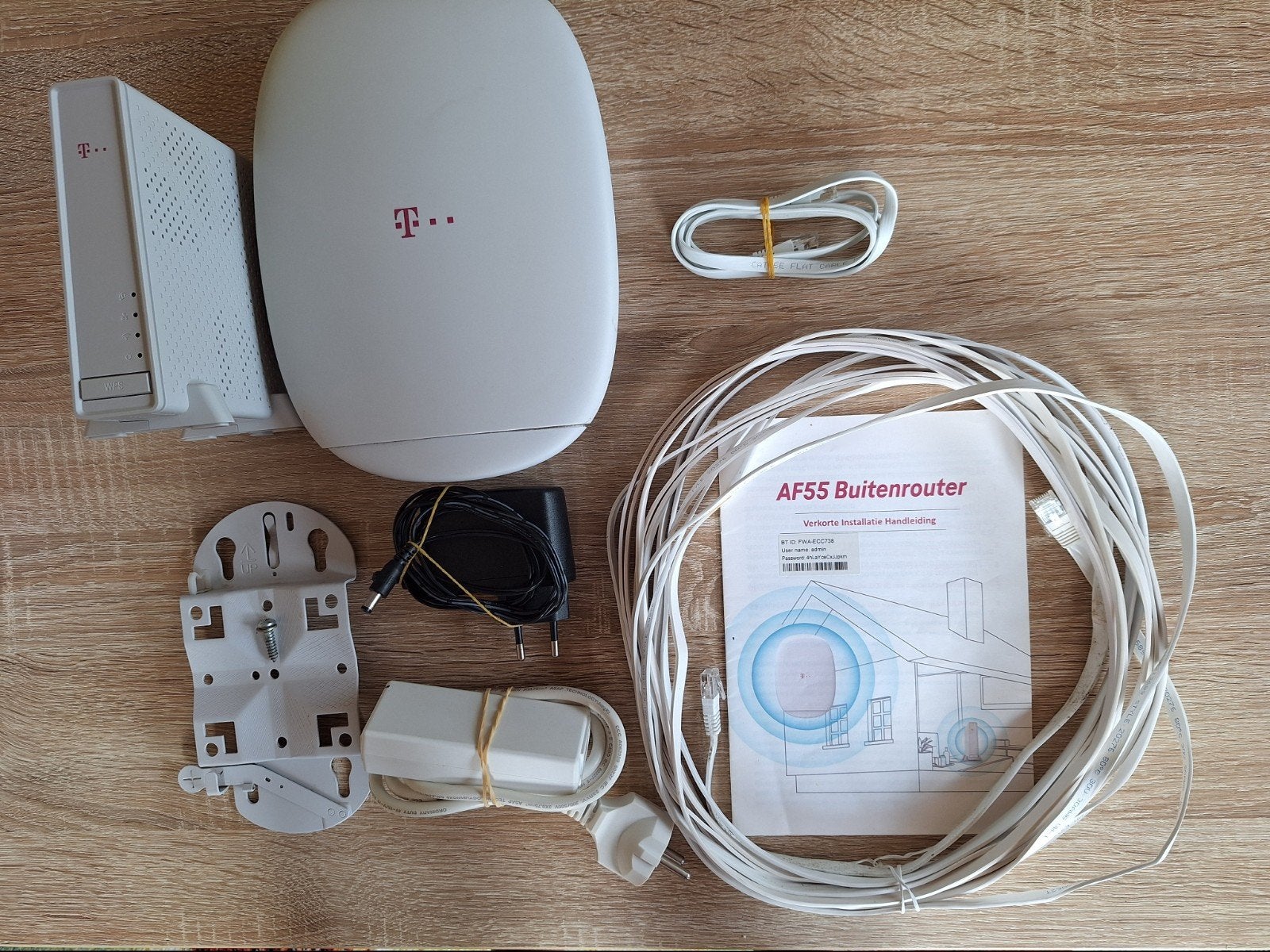 T-Mobile AF55 Buitenrouter - Complete Set, Ophalen of Verzenden, Zo goed als nieuw, Router met modem, T-Mobile