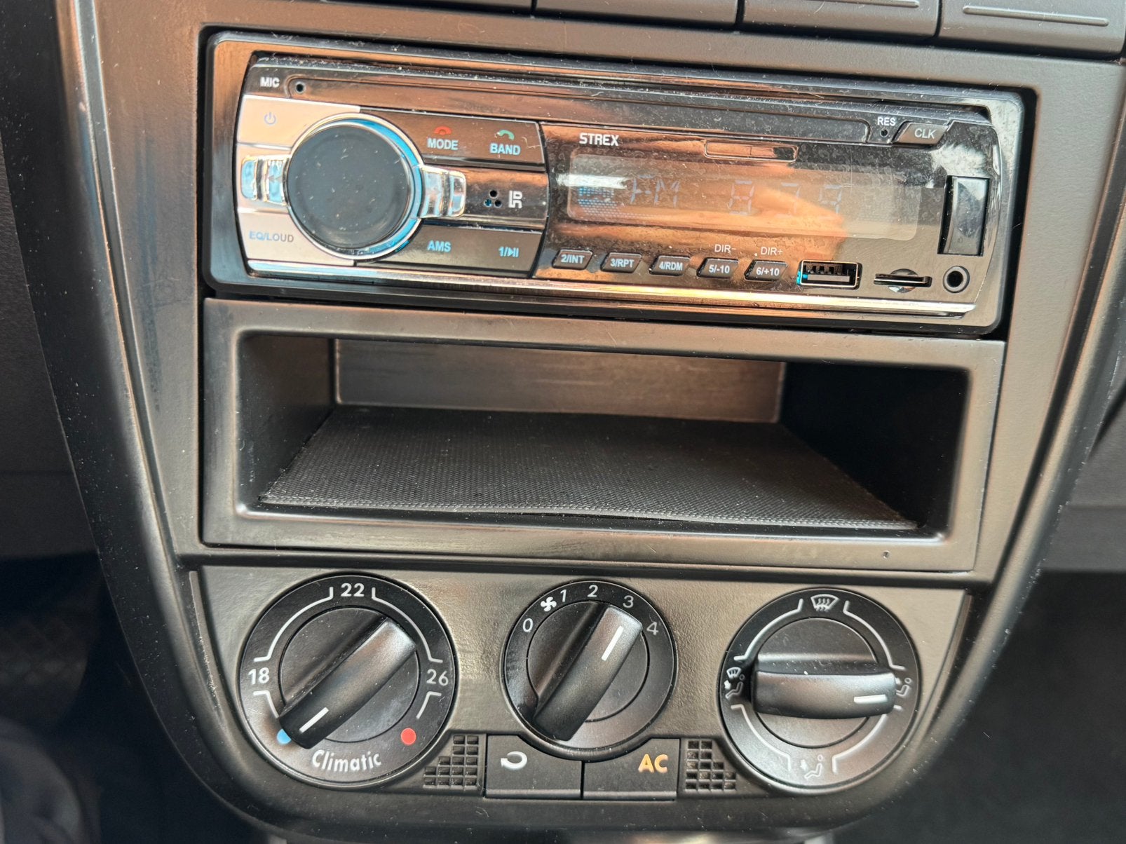 Foto 13 van Nette Volkswagen Fox 1.4 2007 Zwart Airco Nieuwe Apk