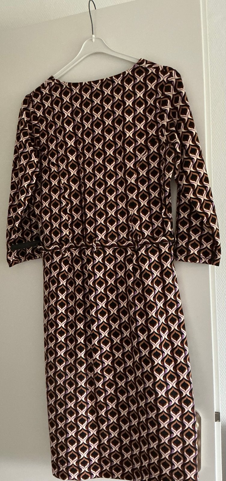 Stijlvolle jurk met geometrisch patroon, Four Funky flavours, Maat 38/40 (M), Bruin, Ophalen of Verzenden, Zo goed als nieuw