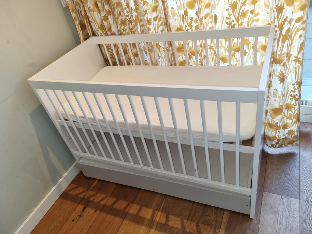 COMPLEET SETJE : Ikea Wieg + Foammatras + Matrasbeschermer, Kinderen en Baby's, Ophalen, Zo goed als nieuw, Ledikant