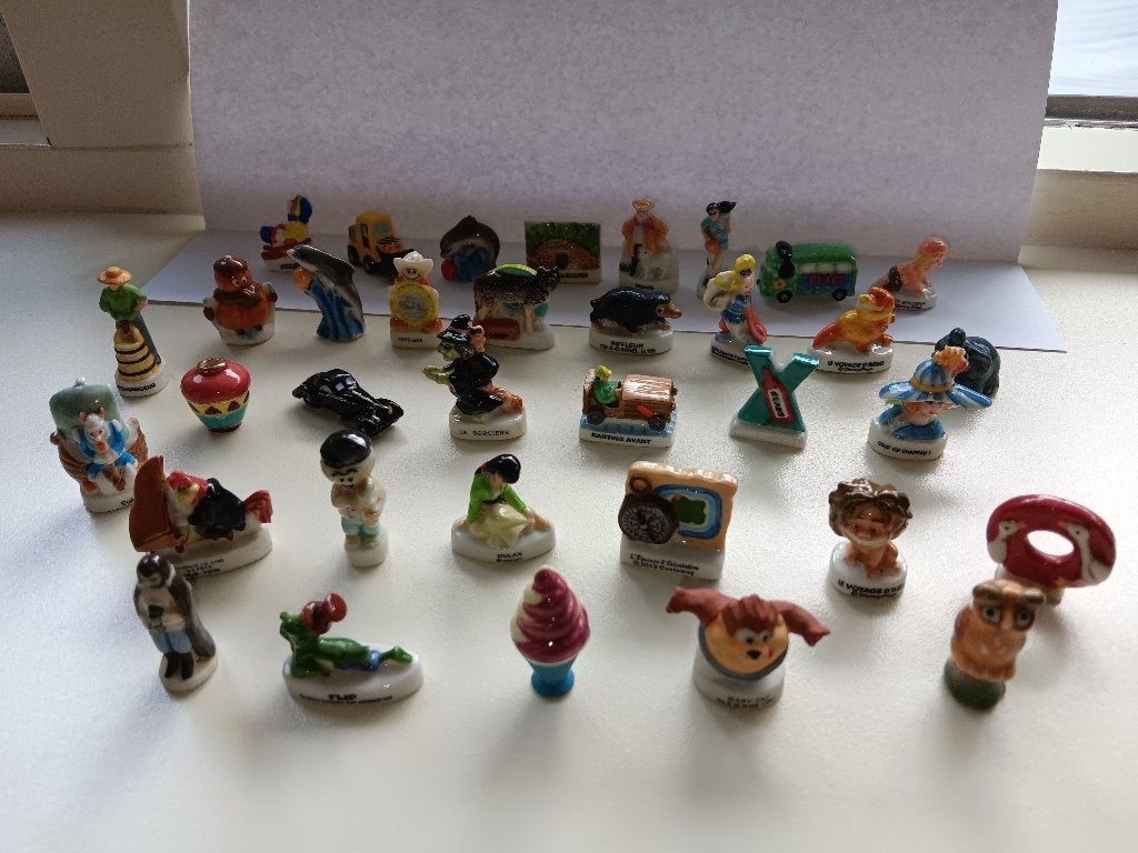 Partij van 35 porseleinen fèves / koningsfiguurtjes, Verzamelen, Ophalen of Verzenden, Gebruikt