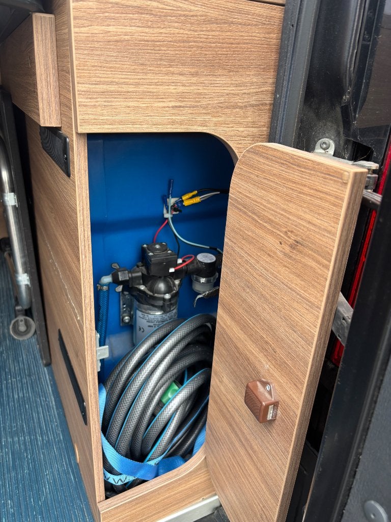 Foto 9 van Zeer nette Pilote V600G buscamper met 3 slaapplaatsen