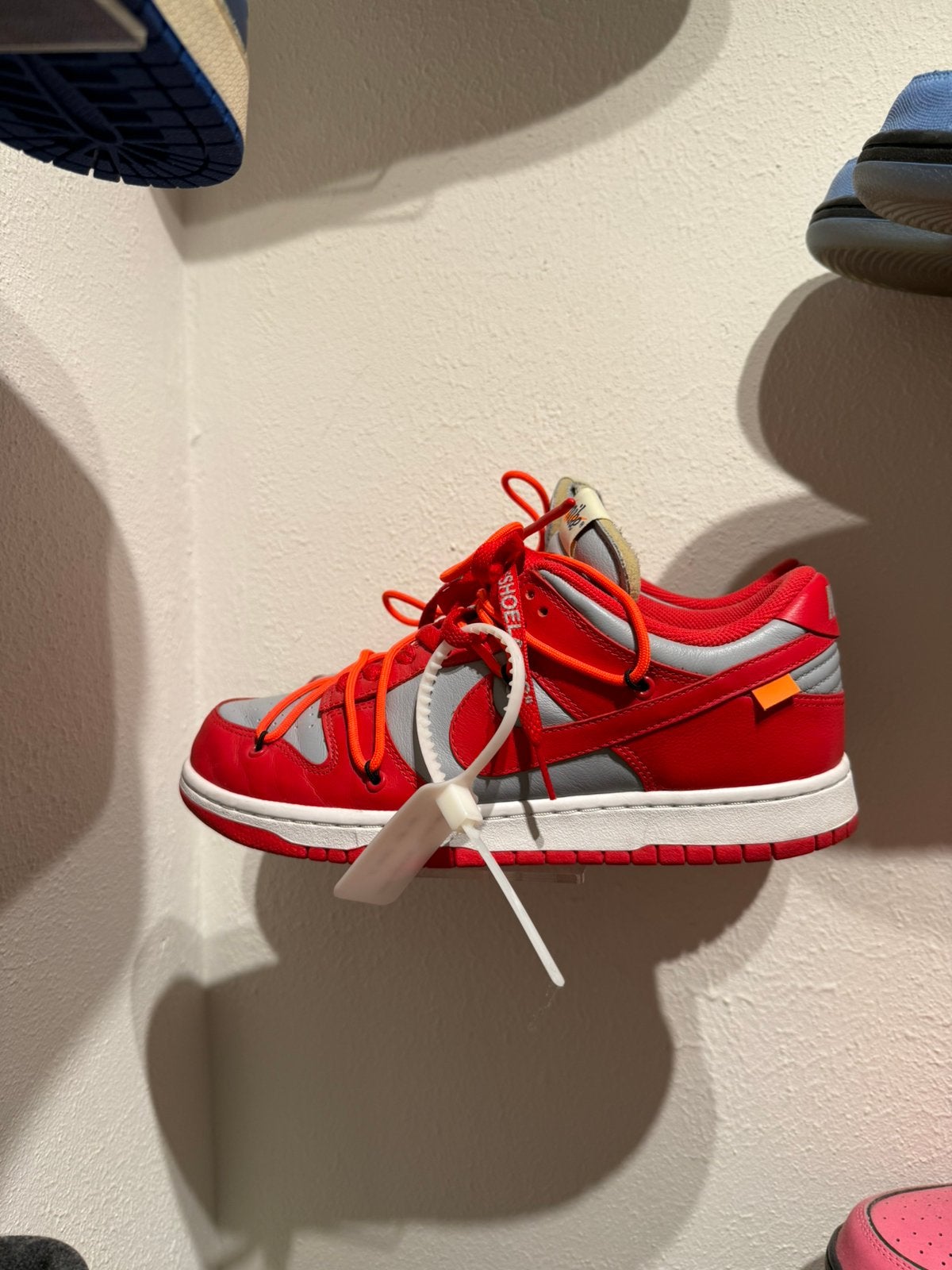 Nike dunk off white red, Ophalen of Verzenden, Zo goed als nieuw, Sneakers of Gympen