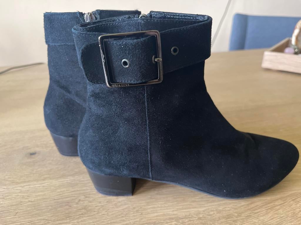 Zwarte suède enkellaarsjes met gesp - Maat 39, Kleding | Dames, Schoenen, Ophalen of Verzenden, Zo goed als nieuw, Zwart, Lage of Enkellaarzen