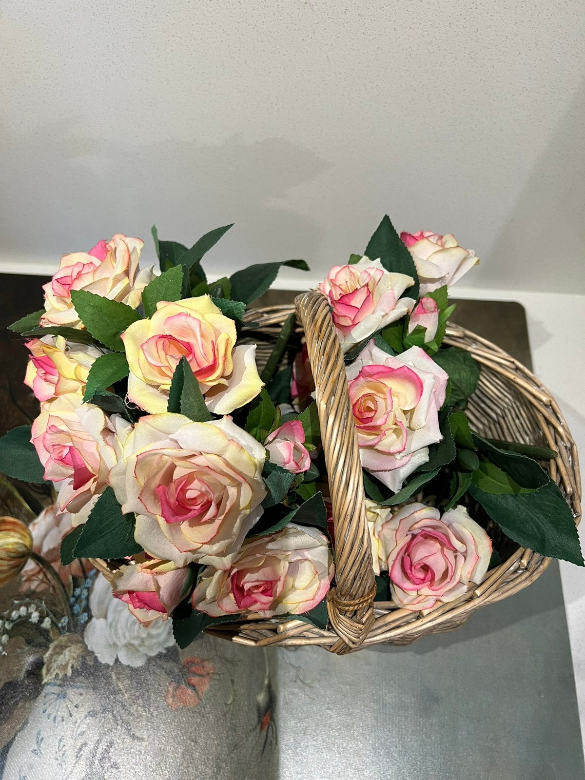 Kunstbloemen, o.a. rozen. Compleet met rieten mandje, vaasje, Ophalen of Verzenden, Zo goed als nieuw, Roze, Binnen