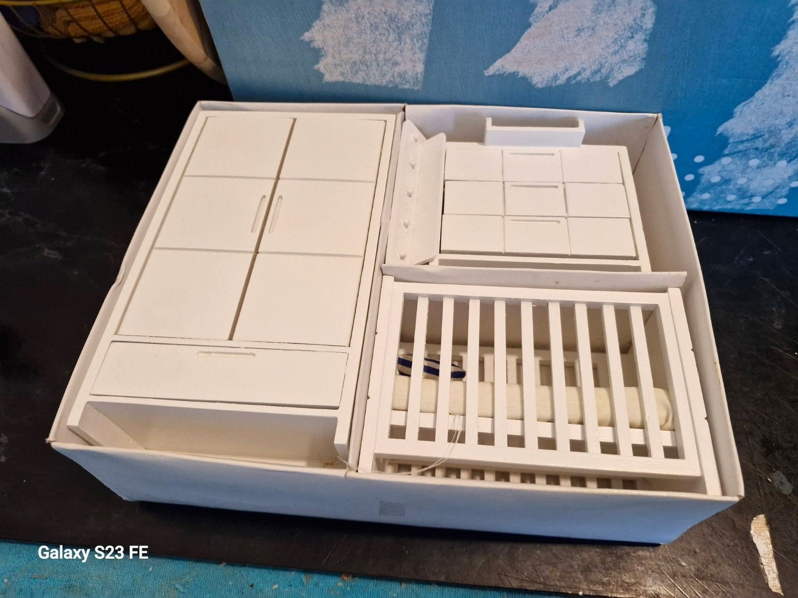 Nieuwe complete set witte houten poppenmeubeltjes, Ophalen, Nieuw, Poppenhuis
