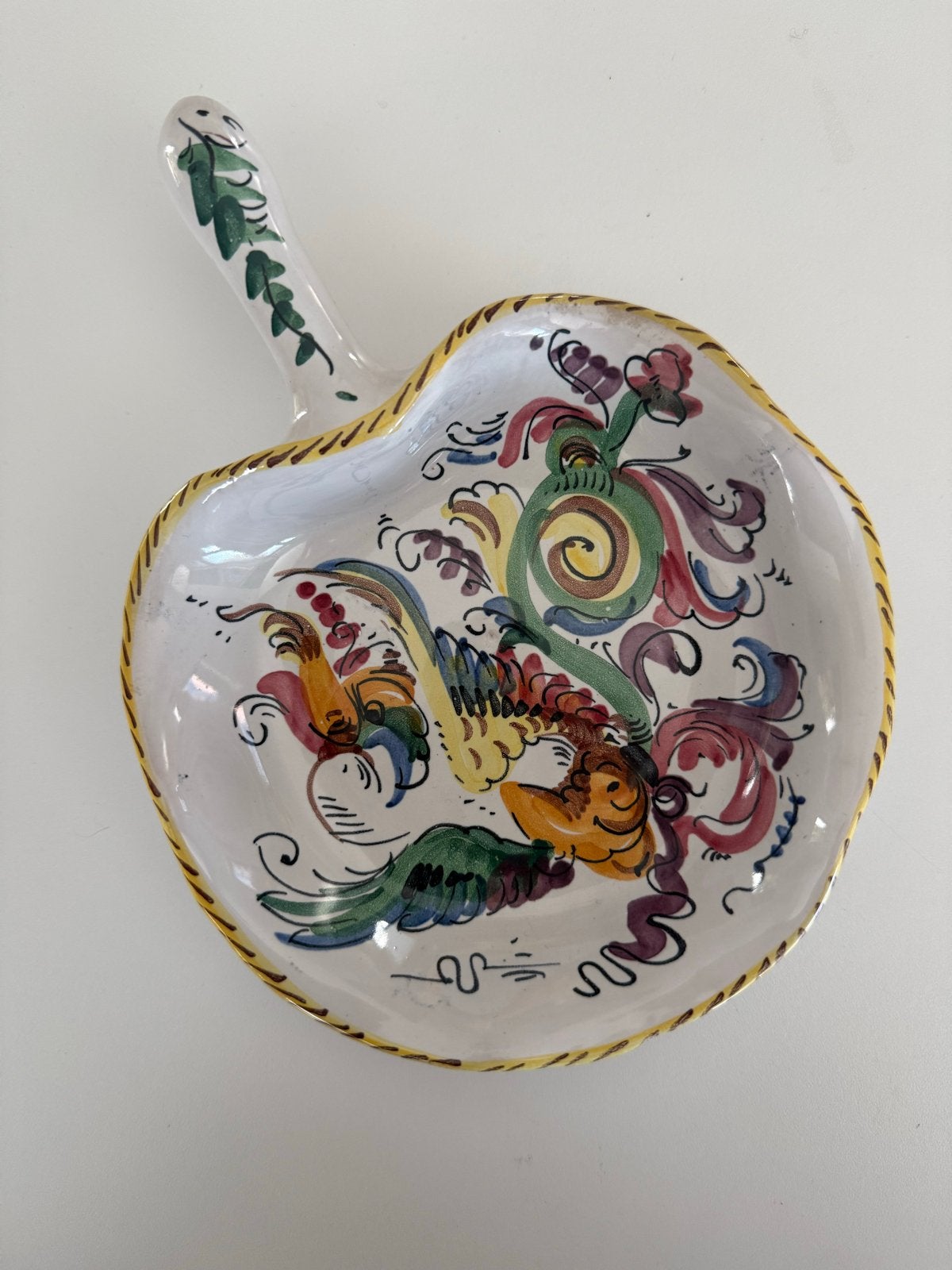 Vintage handbeschilderd Italiaans schaaltje met handvat, Antiek en Kunst, Verzenden