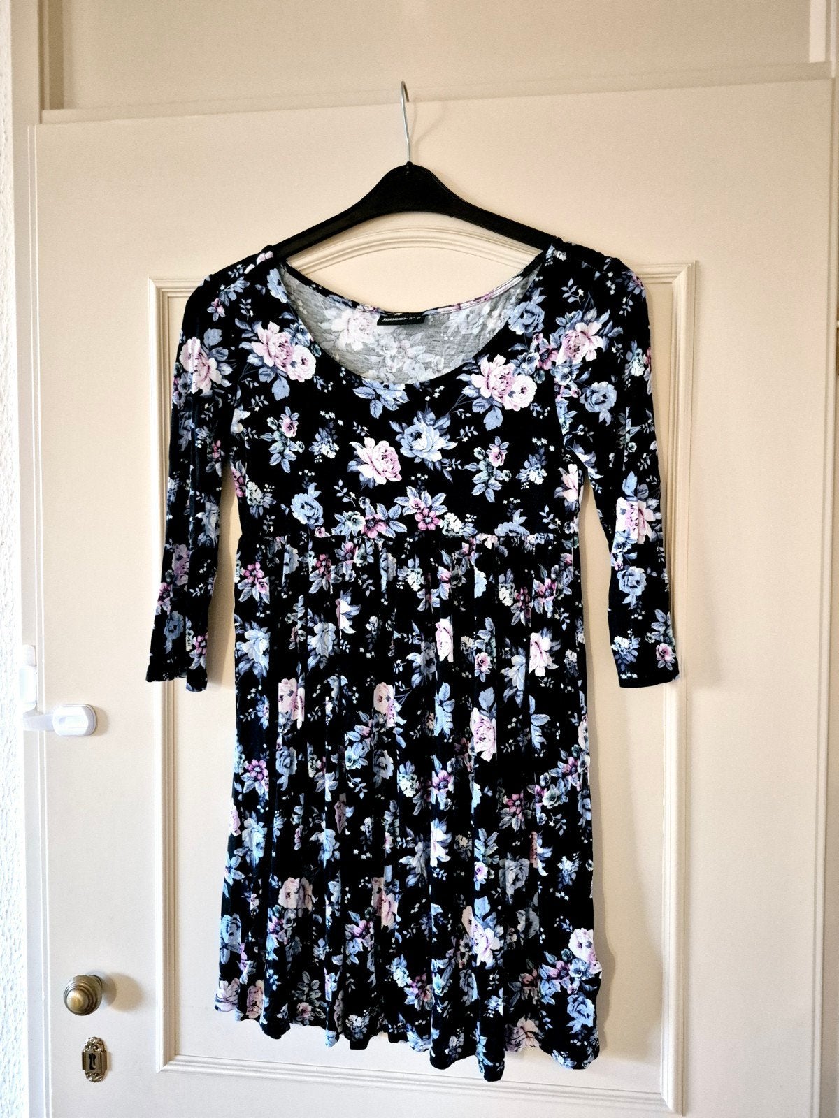 Zwart bloemenjurkje Janina maat 40, Kleding | Dames, Maat 38/40 (M), Zwart, Ophalen of Verzenden, Zo goed als nieuw