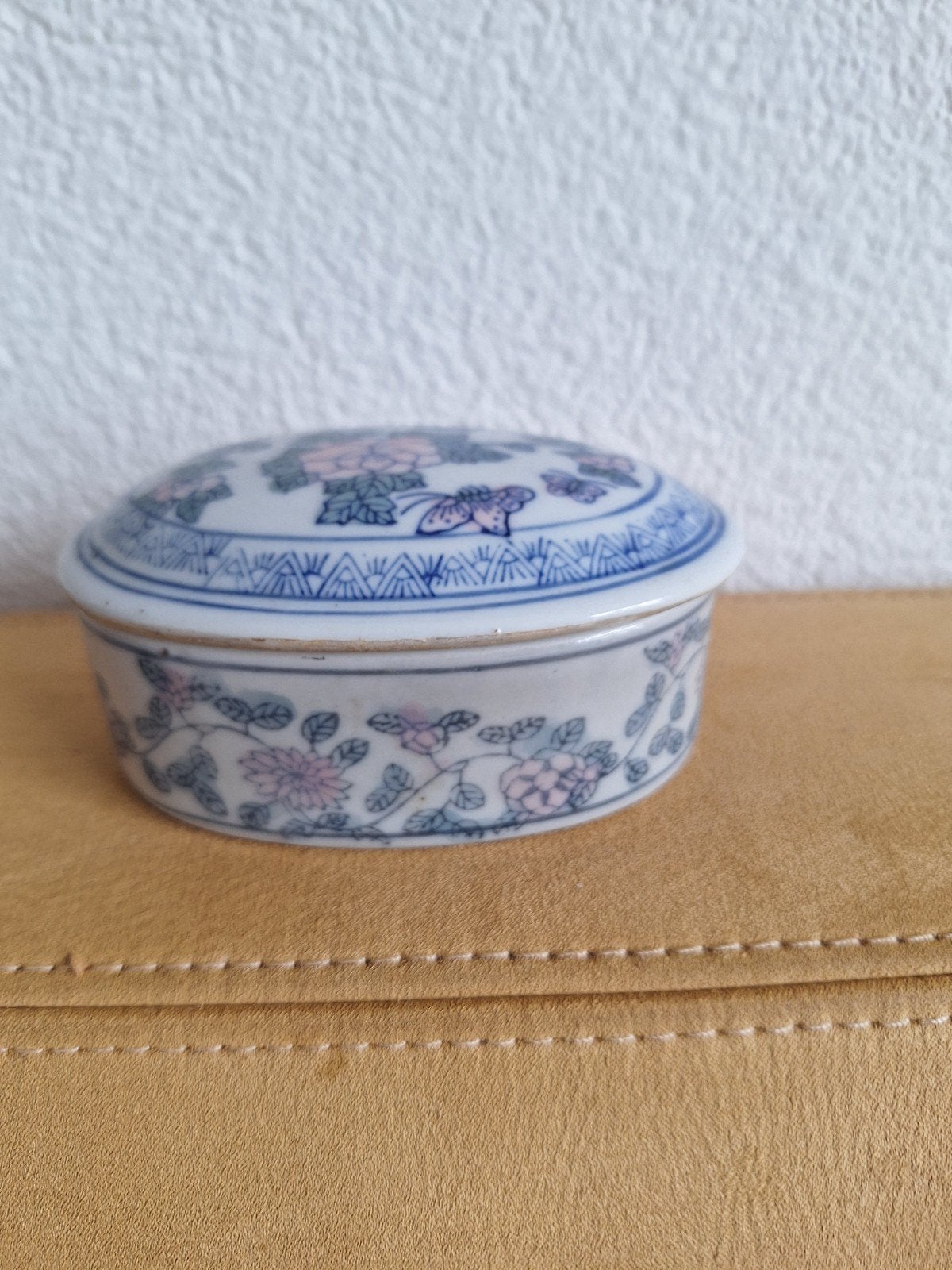 Ovaal Chinees porseleinen doosje met bloemen en vlinders, Antiek en Kunst, Ophalen