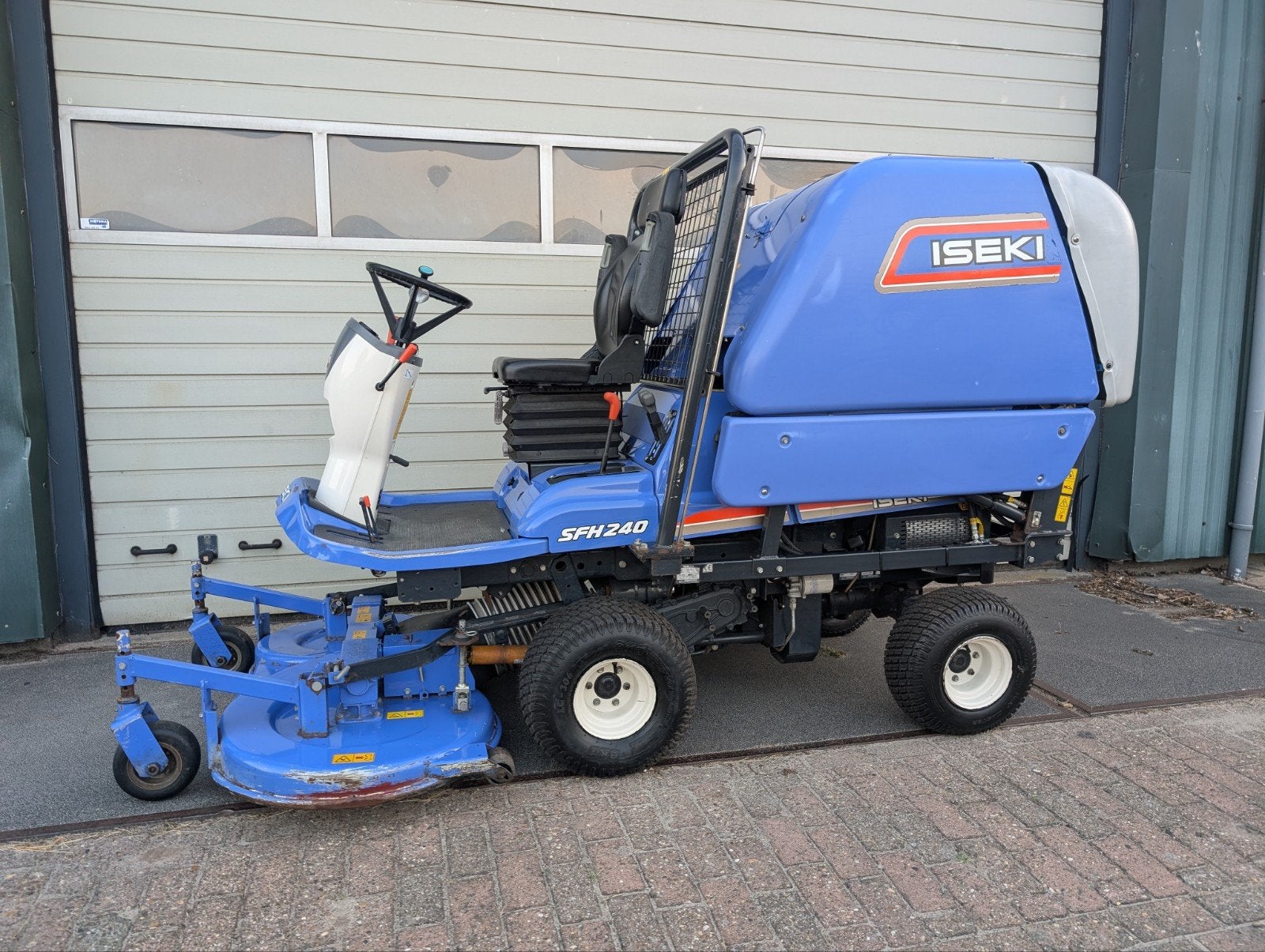 Nette Iseki SFH 240 zitmaaier Hoogkiep! 4x4! diesel!, Gebruikt, Ophalen of Verzenden, Opvangbak, 120 cm of meer