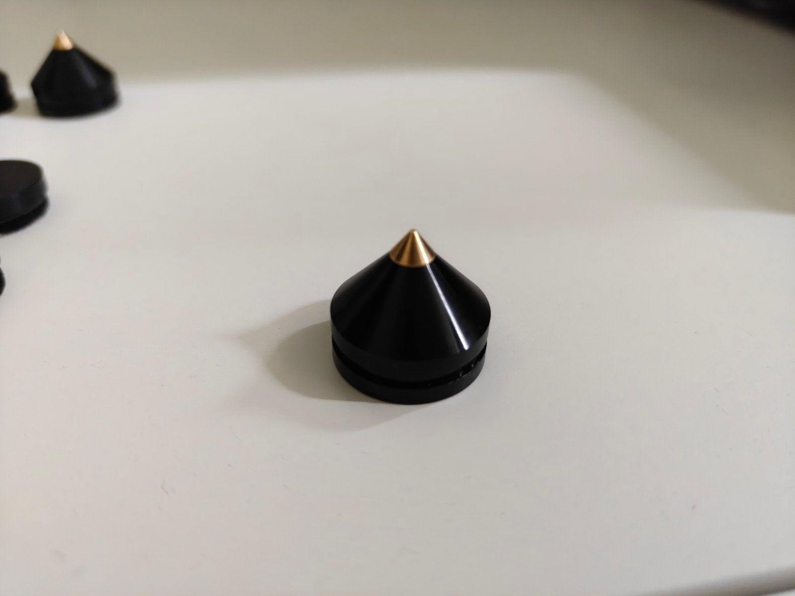 spikes met schoteltjes voor onder speakers of hifi set, Ophalen of Verzenden, Zo goed als nieuw