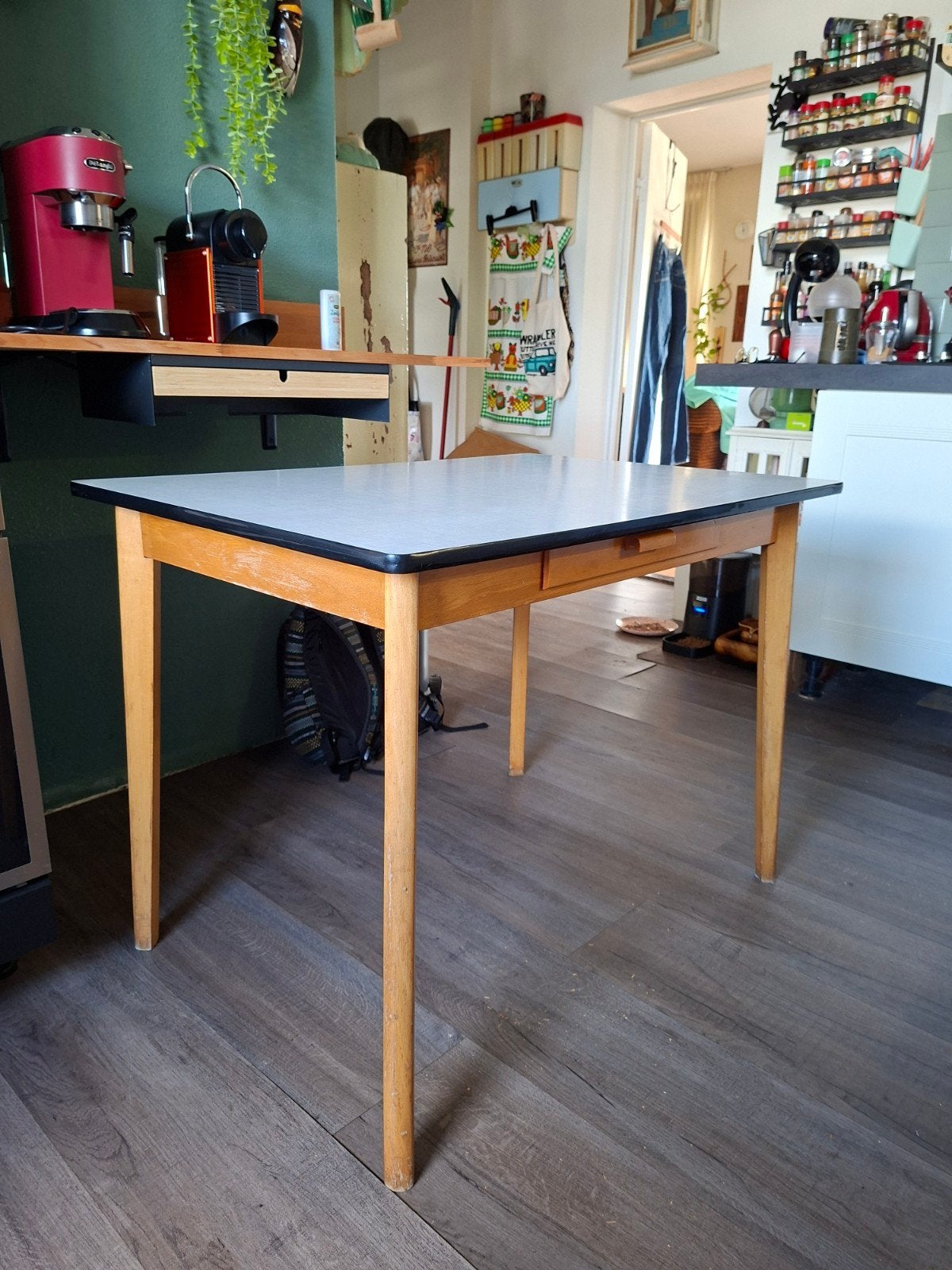 originele jaren '60 formica keukentafel met 3 rode stoelen., Ophalen