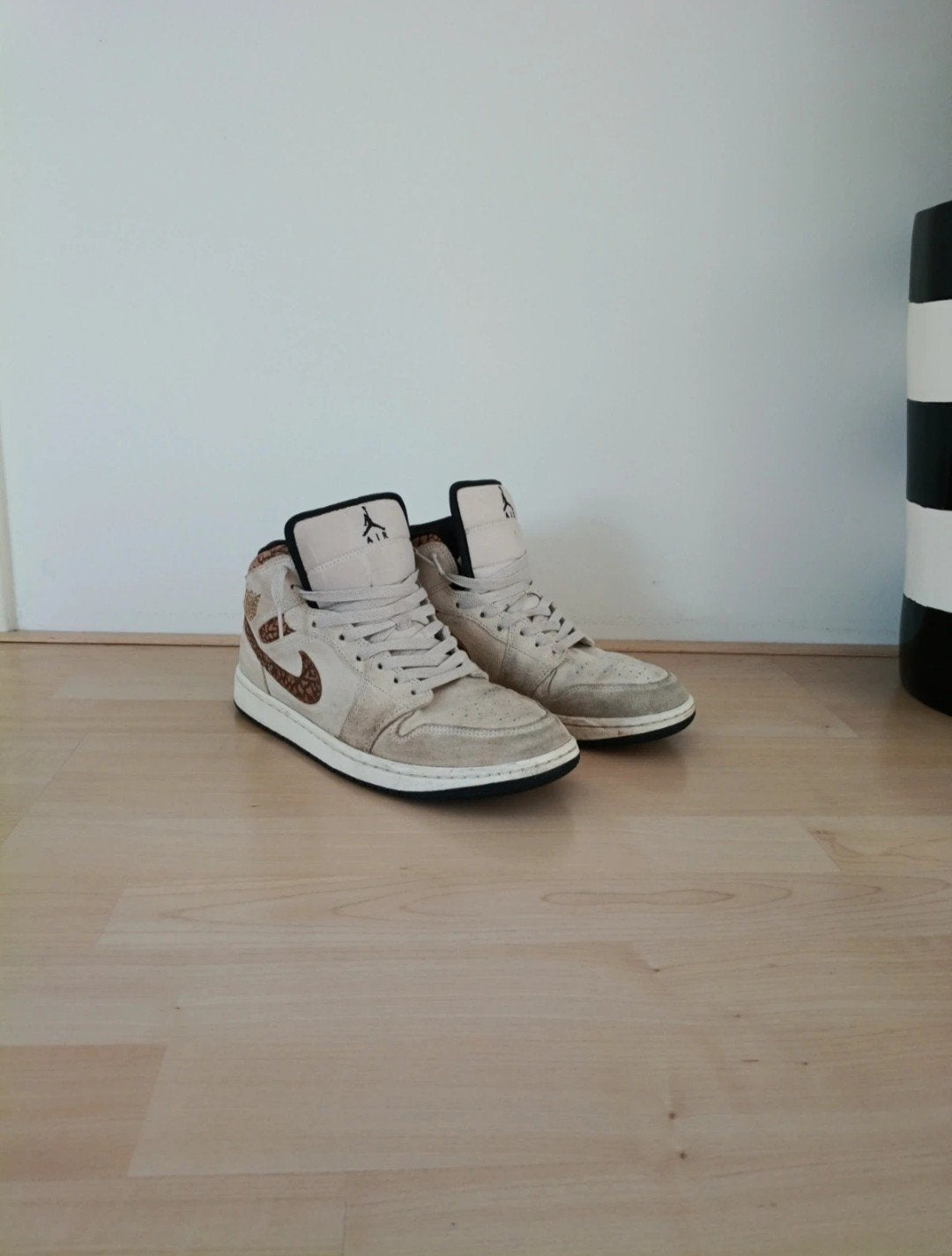 Air Jordan 1 Brown Elephant, Bruin, Ophalen of Verzenden, Sneakers of Gympen, Gedragen