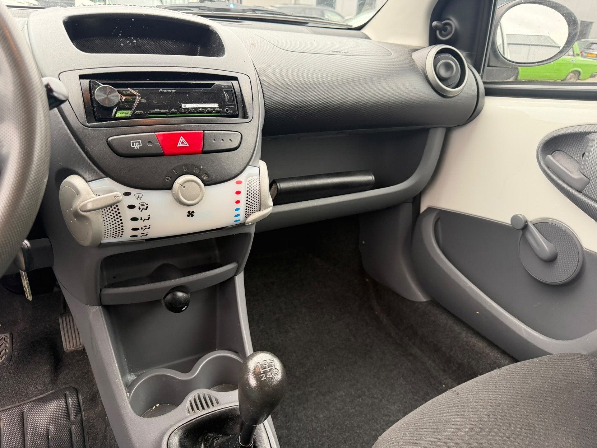 Toyota Aygo 1.0-12V Aspiration Green 2011 APK 11-2027, Auto's, Voorwielaandrijving, Gebruikt, 4 stoelen, Alcantara