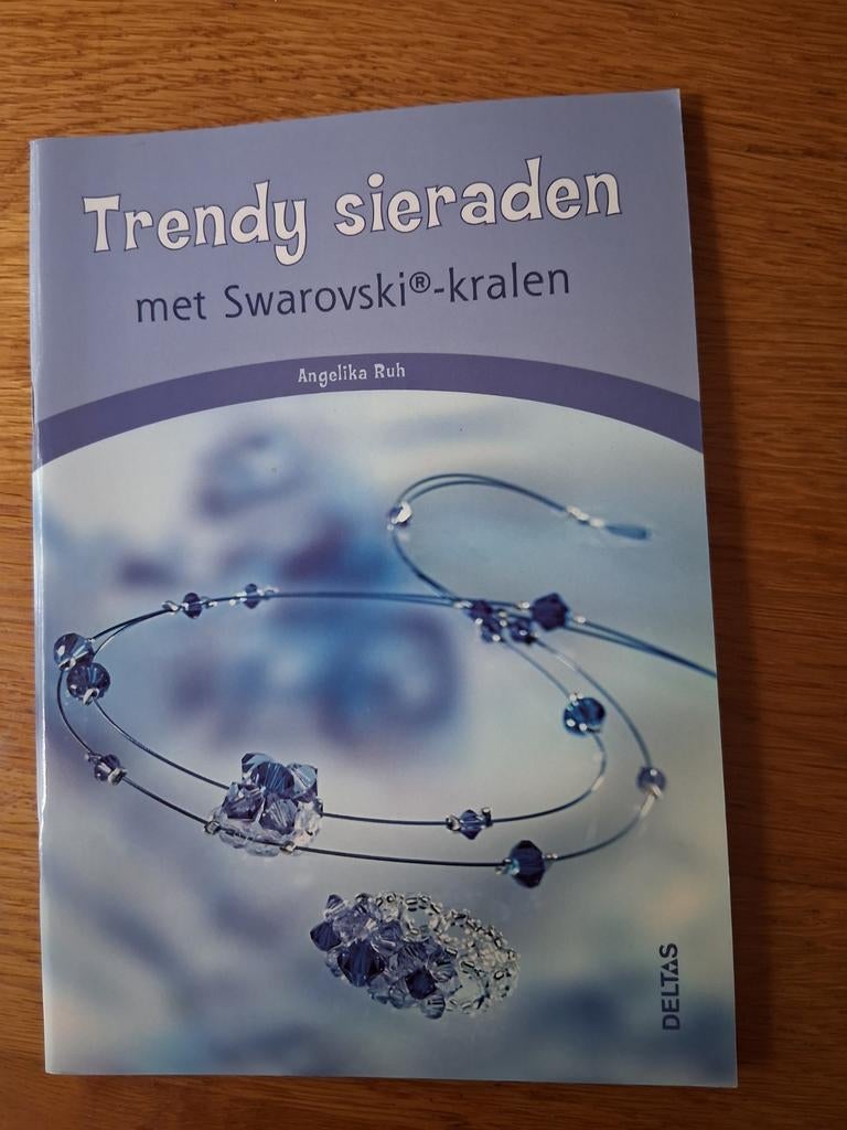 Trendy sieraden met Swarovski-kralen boek, Ophalen of Verzenden, Gebruikt