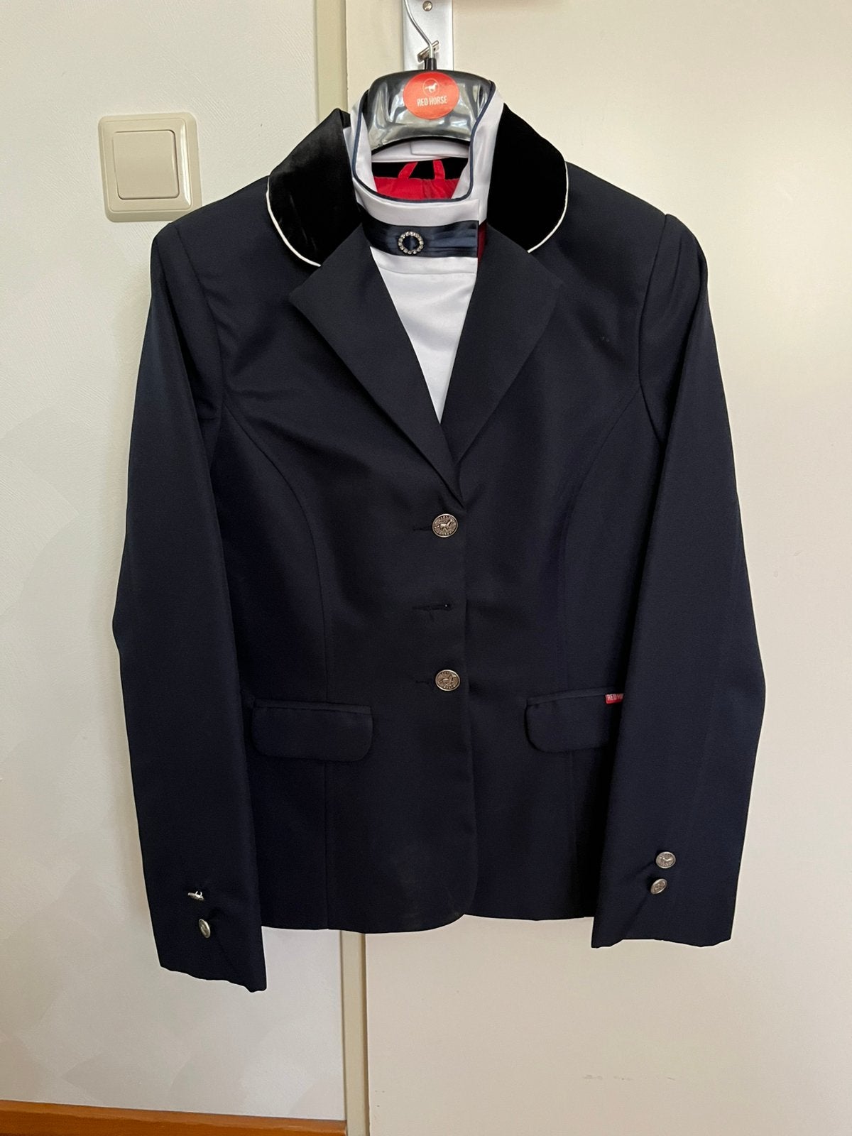 Wedstrijd jasje donkerblauw met plastron Red Horse maat 164, Dieren en Toebehoren, Paardrijkleding, Blauw, Kinderen, Dressuur