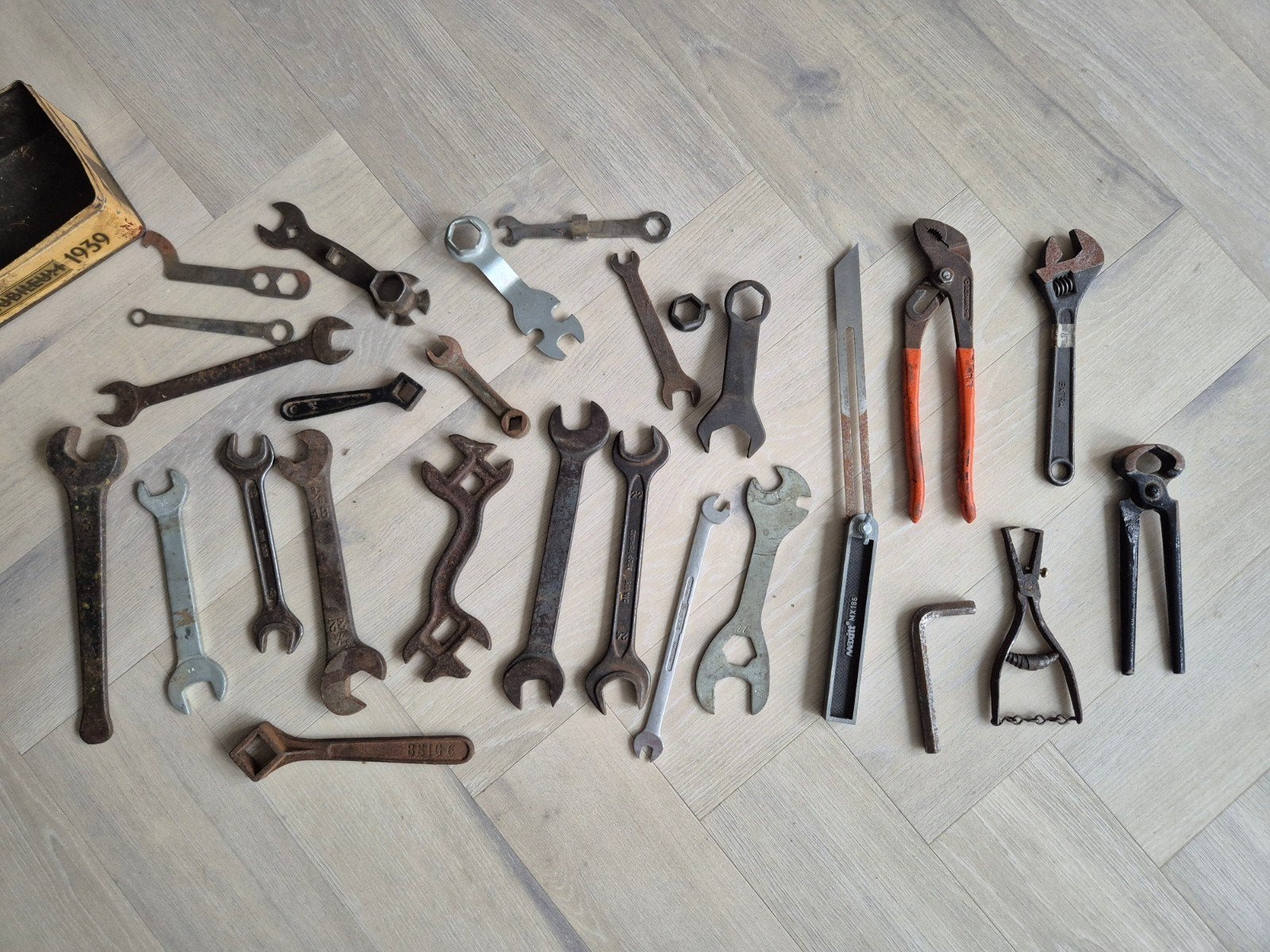 Doosje vol antiek gereedschap. Vintage moersleutel, Antiek en Kunst, Antiek | Gereedschap en Instrumenten, Ophalen
