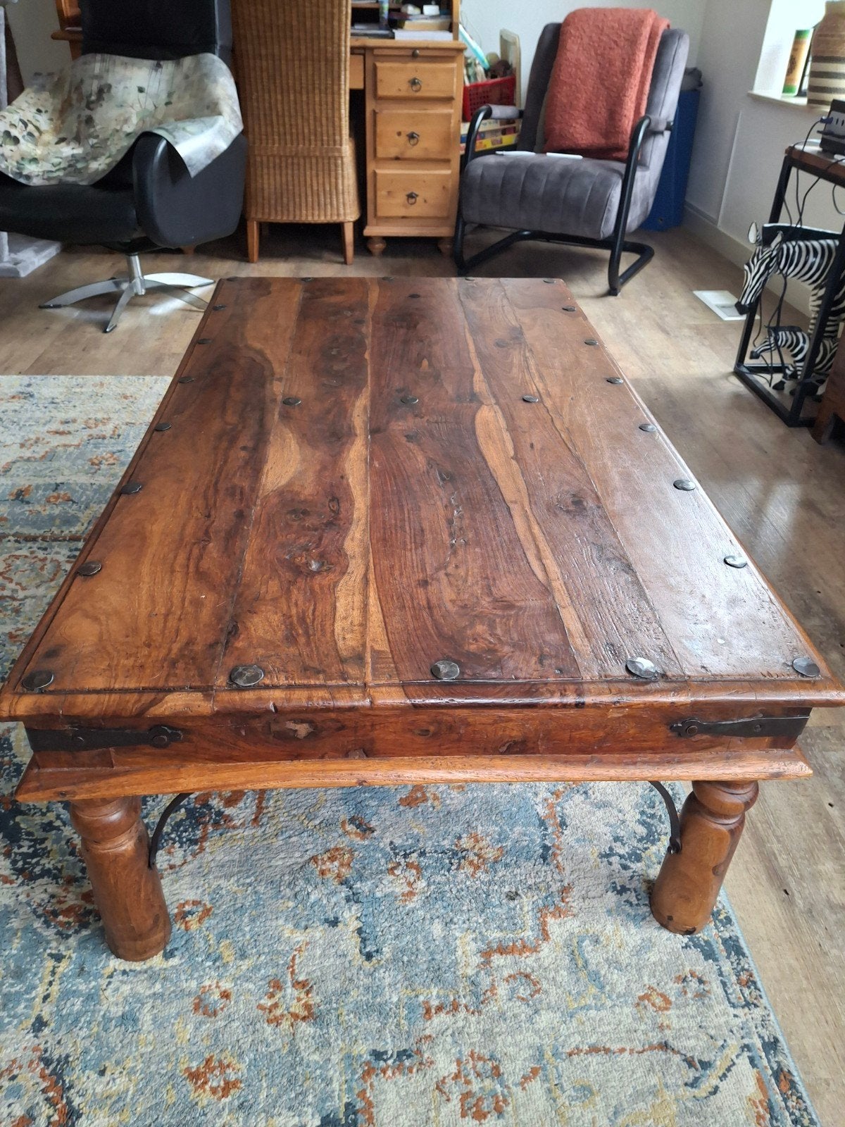 Koloniale salontafel van massief hout - 135x75x40 cm, Huis en Inrichting, Tafels | Salontafels, Ophalen, Gebruikt, 50 tot 100 cm