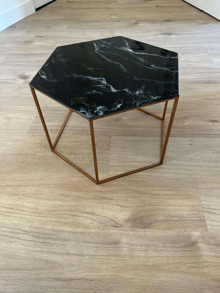 Zeshoekige bijzettafel met epoxy marmer, Huis en Inrichting, Tafels | Bijzettafels, Ophalen, Minder dan 45 cm, Minder dan 55 cm