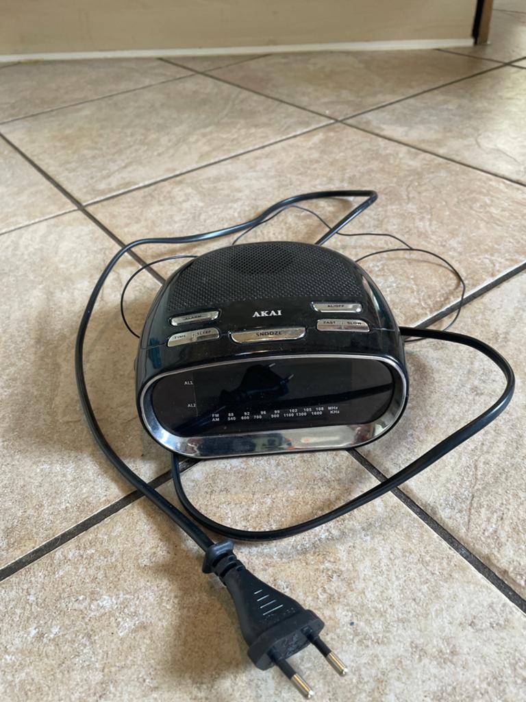 AKAI Wekkerradio met FM/AM-radio en dubbel alarm, Witgoed en Apparatuur, Wekkers, Ophalen, Zo goed als nieuw, Digitaal