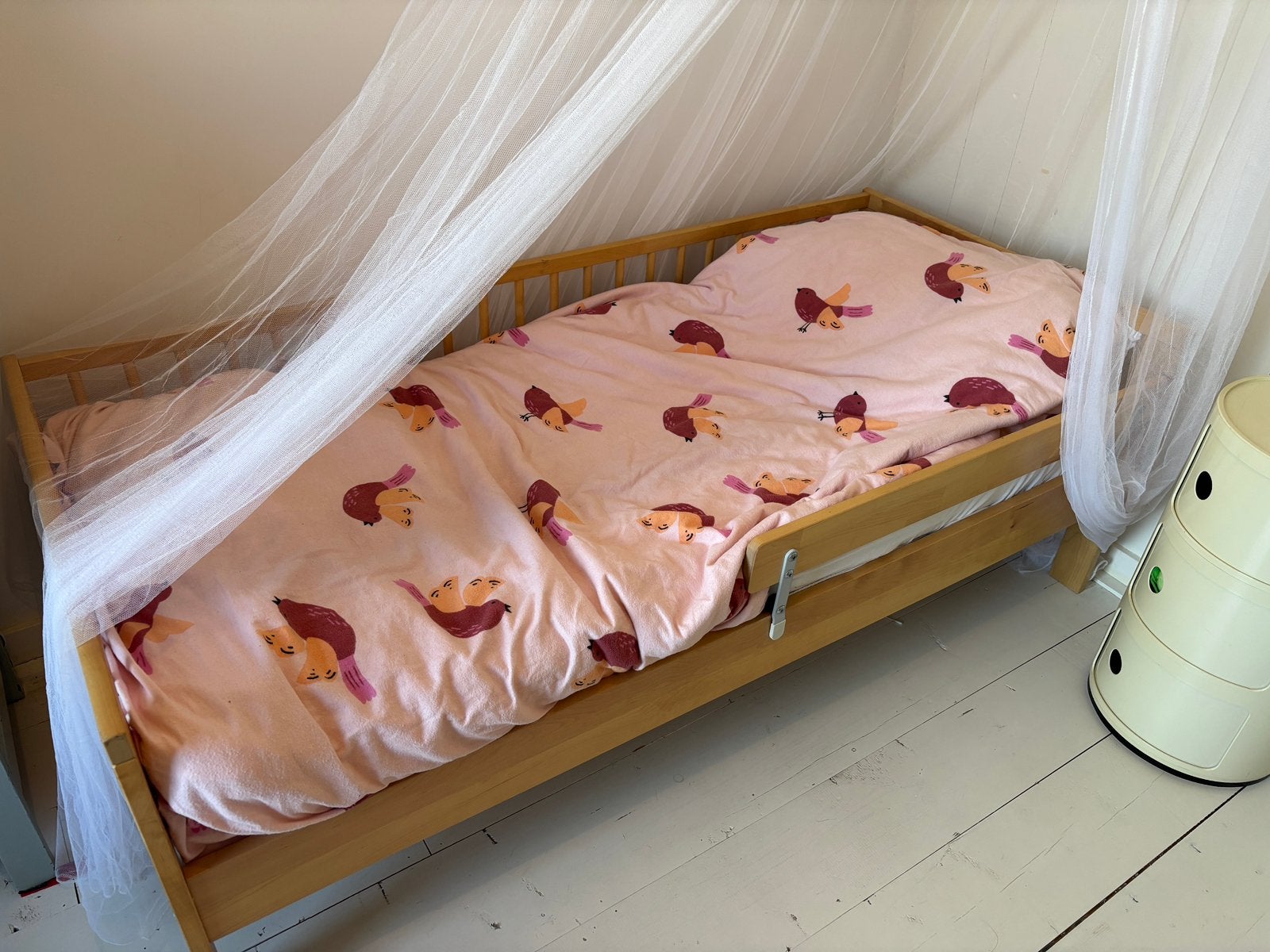 Peuterbed met zijsteun 60x 170, Ophalen, 70 tot 85 cm, 140 tot 160 cm, Zo goed als nieuw