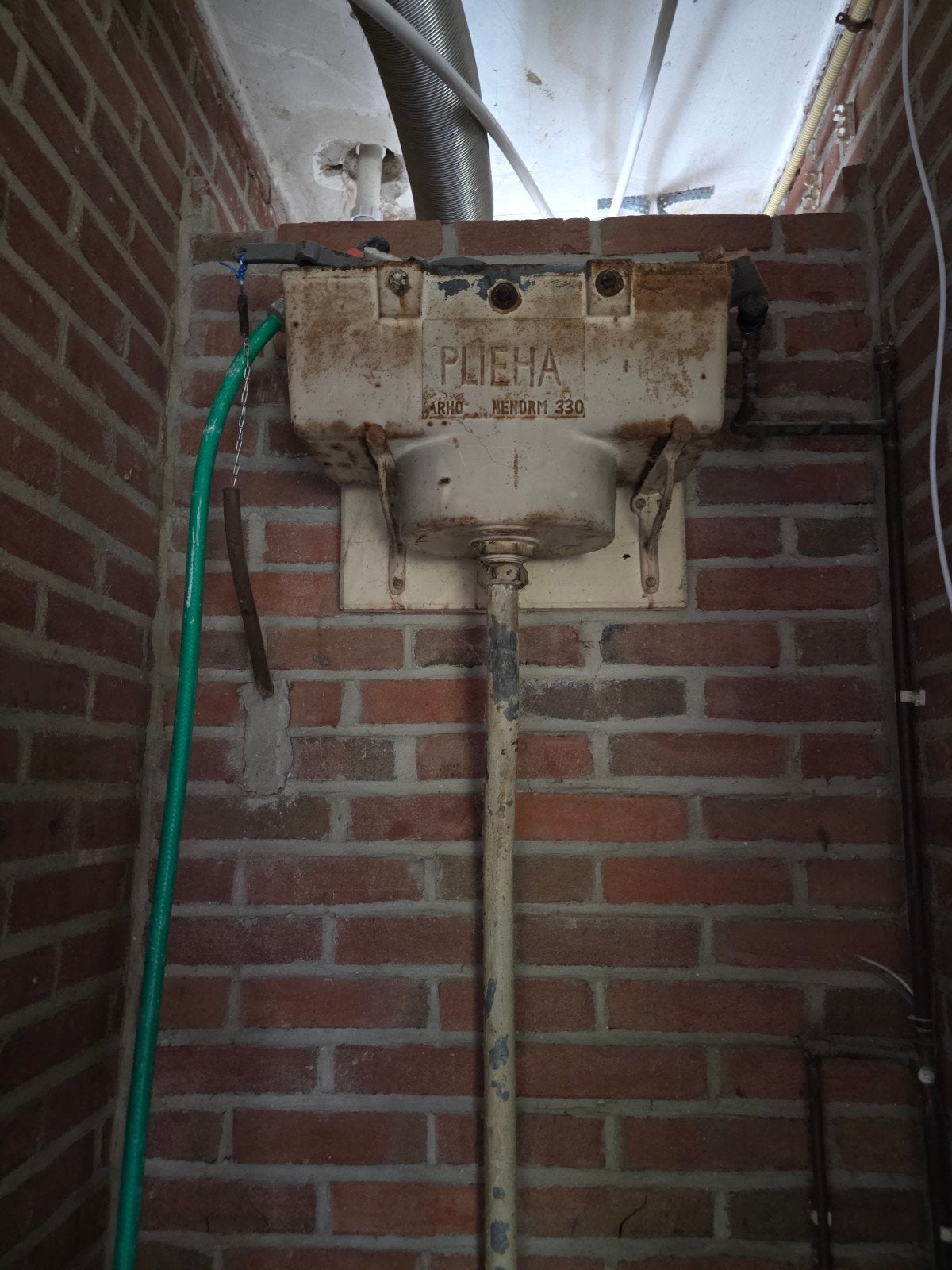 Vintage gietijzeren stortbak WC - Plieha Arho Menorm 330, Ophalen