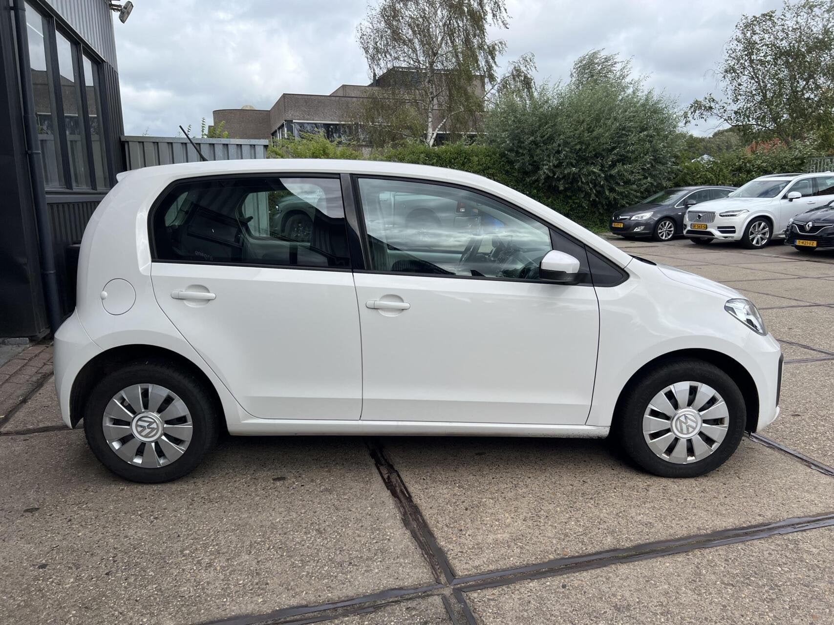 Foto 5 van Volkswagen Up! 1.0 5DRS 2016 Wit | Airco |