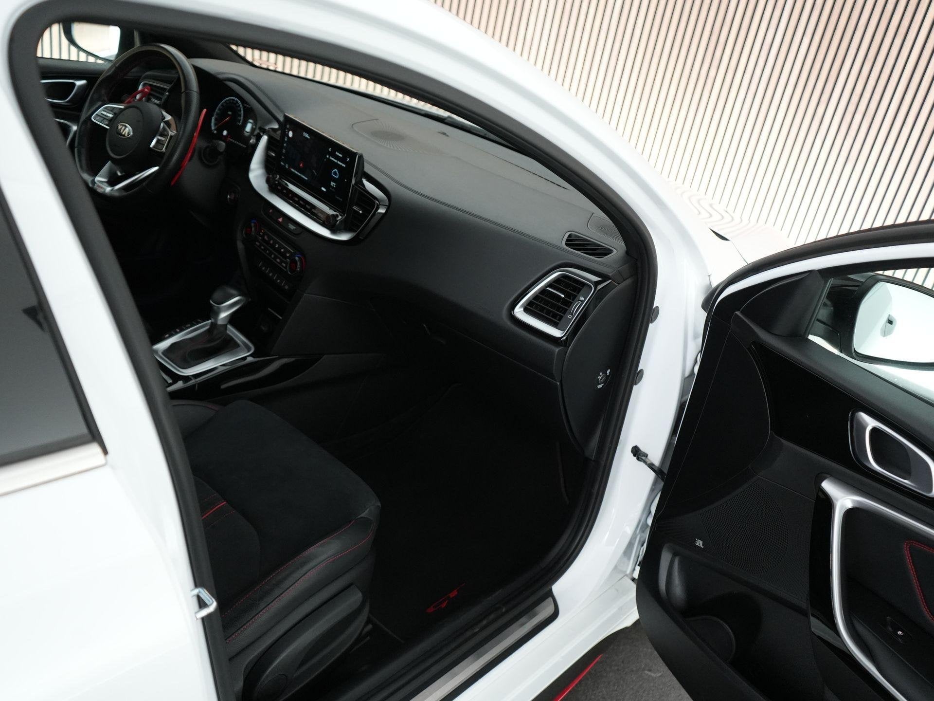 Kia ProCeed GT 1.6 204pk T-GDi |pano|Navi 10,25"|JBL|Apple c, Auto's, 15 km/l, Gebruikt, Lichtsensor, Wit