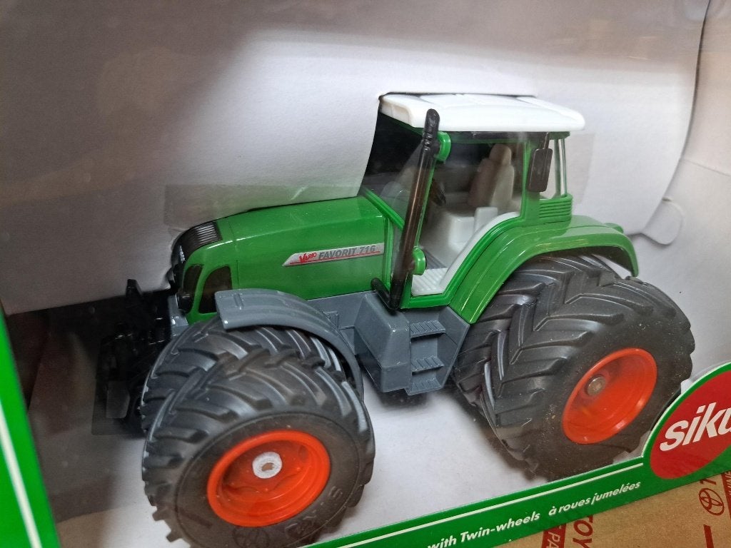 SIKU 3250 FENDT Favorit 716 1:32 Tractor in doos dubbellucht, Ophalen of Verzenden, Nieuw, Tractor of Landbouw, SIKU
